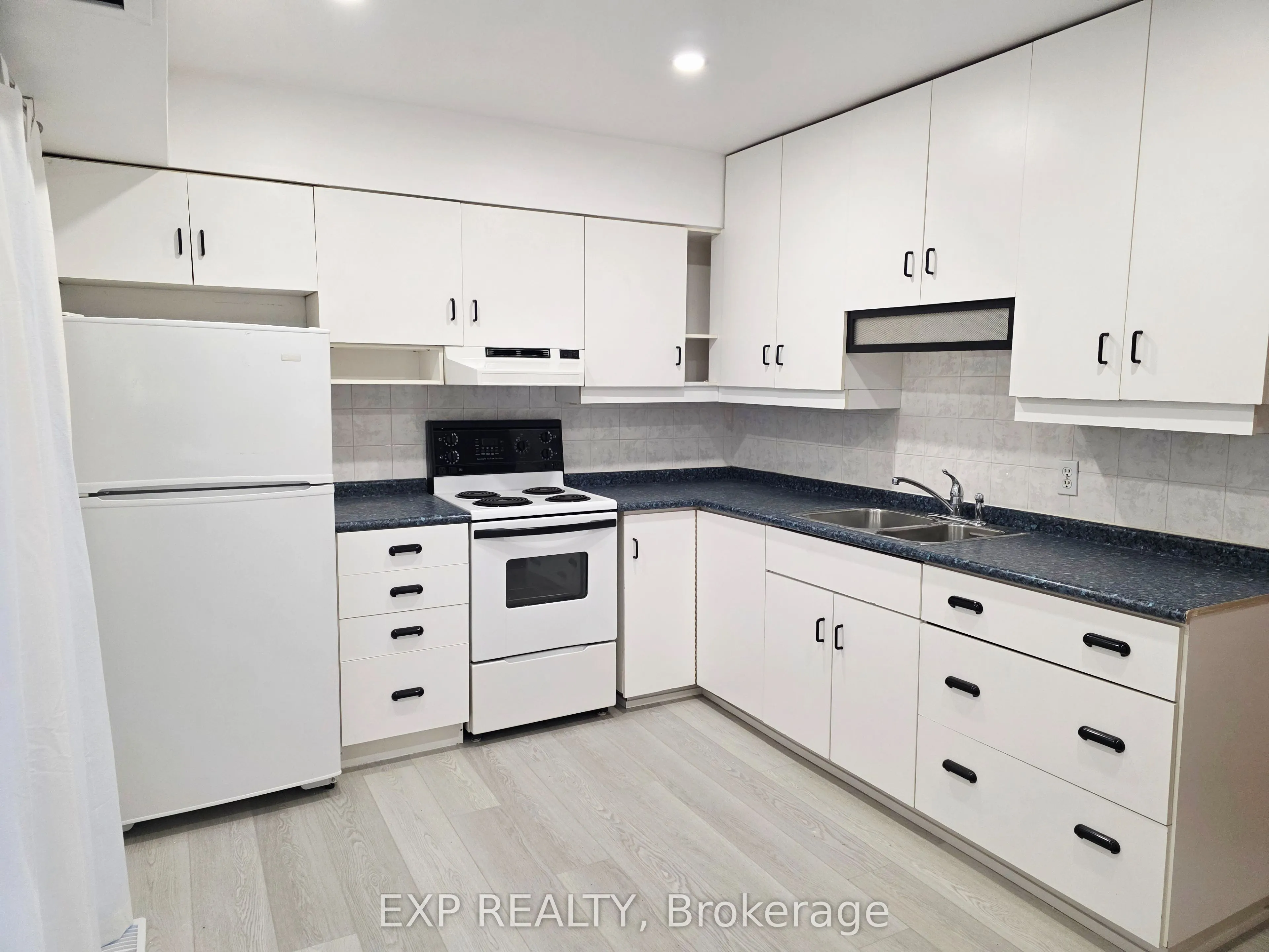166 John Street W