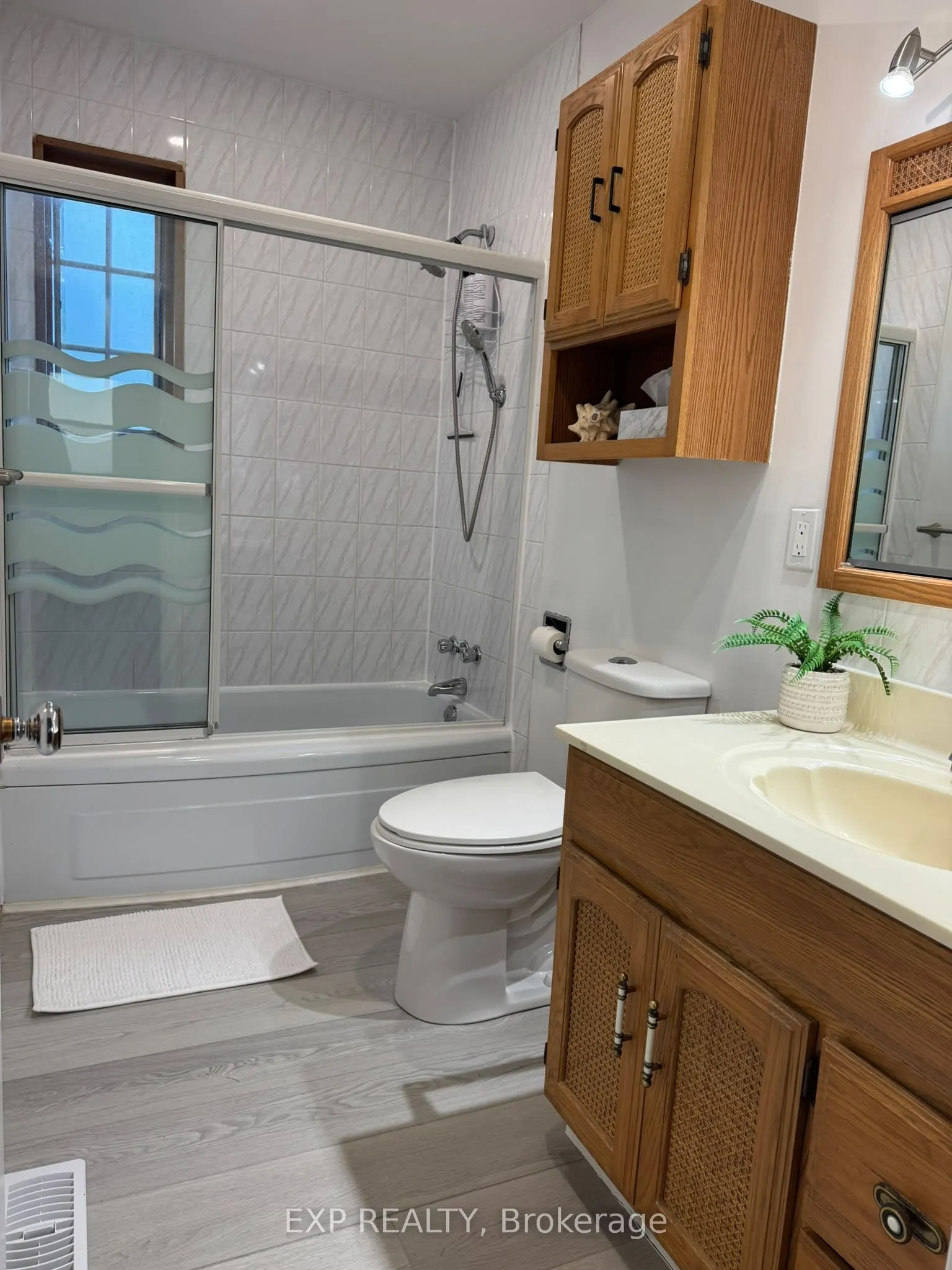 166 John Street W