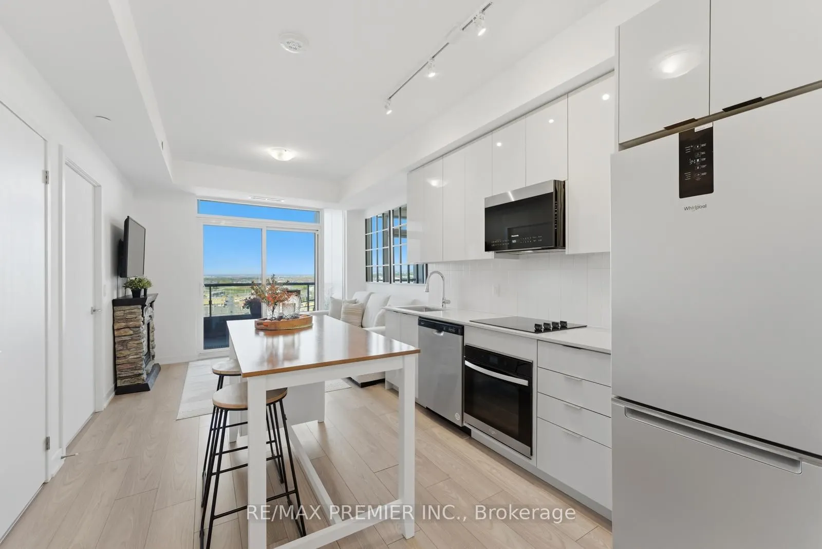 10 Abeja Street #1512