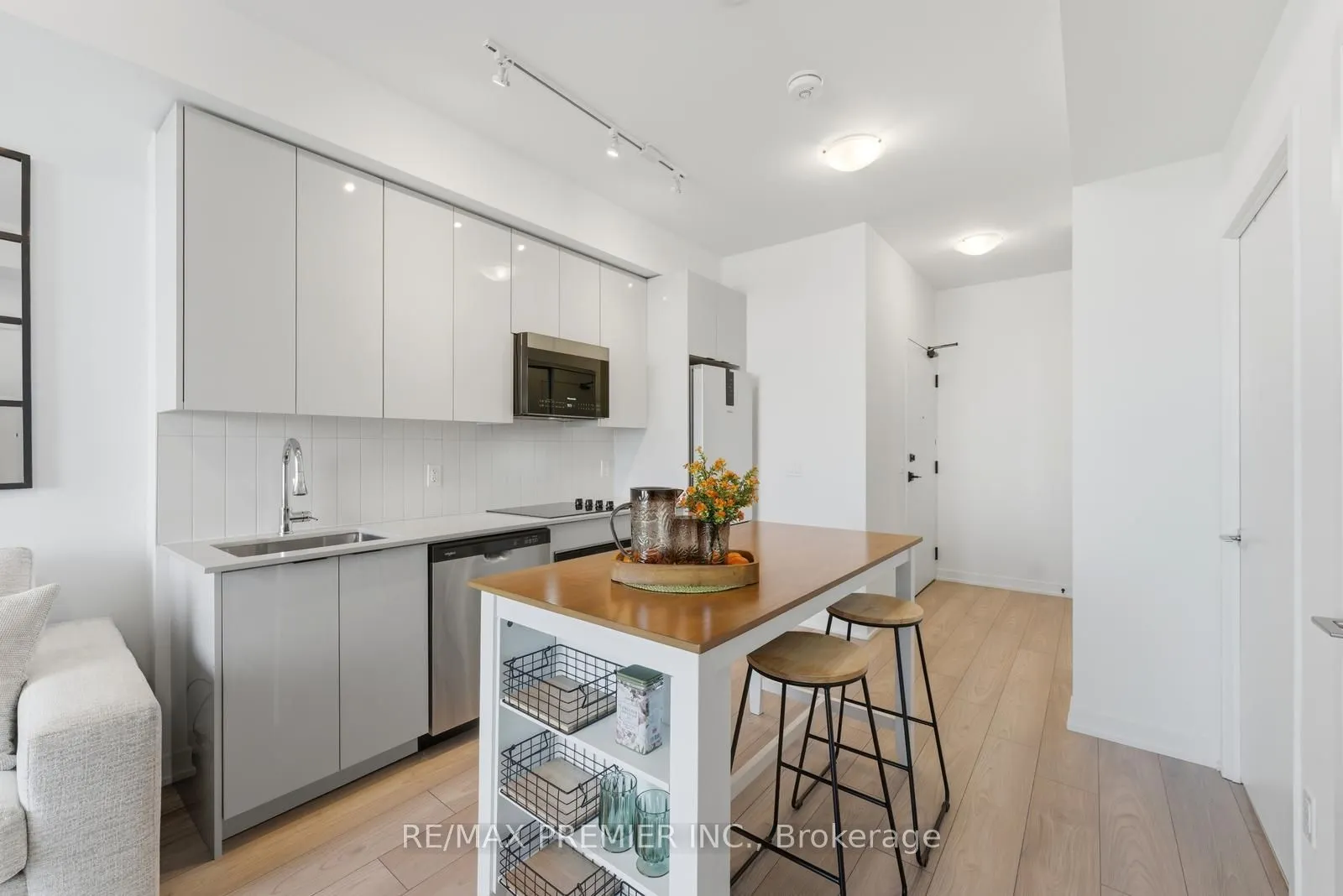 10 Abeja Street #1512