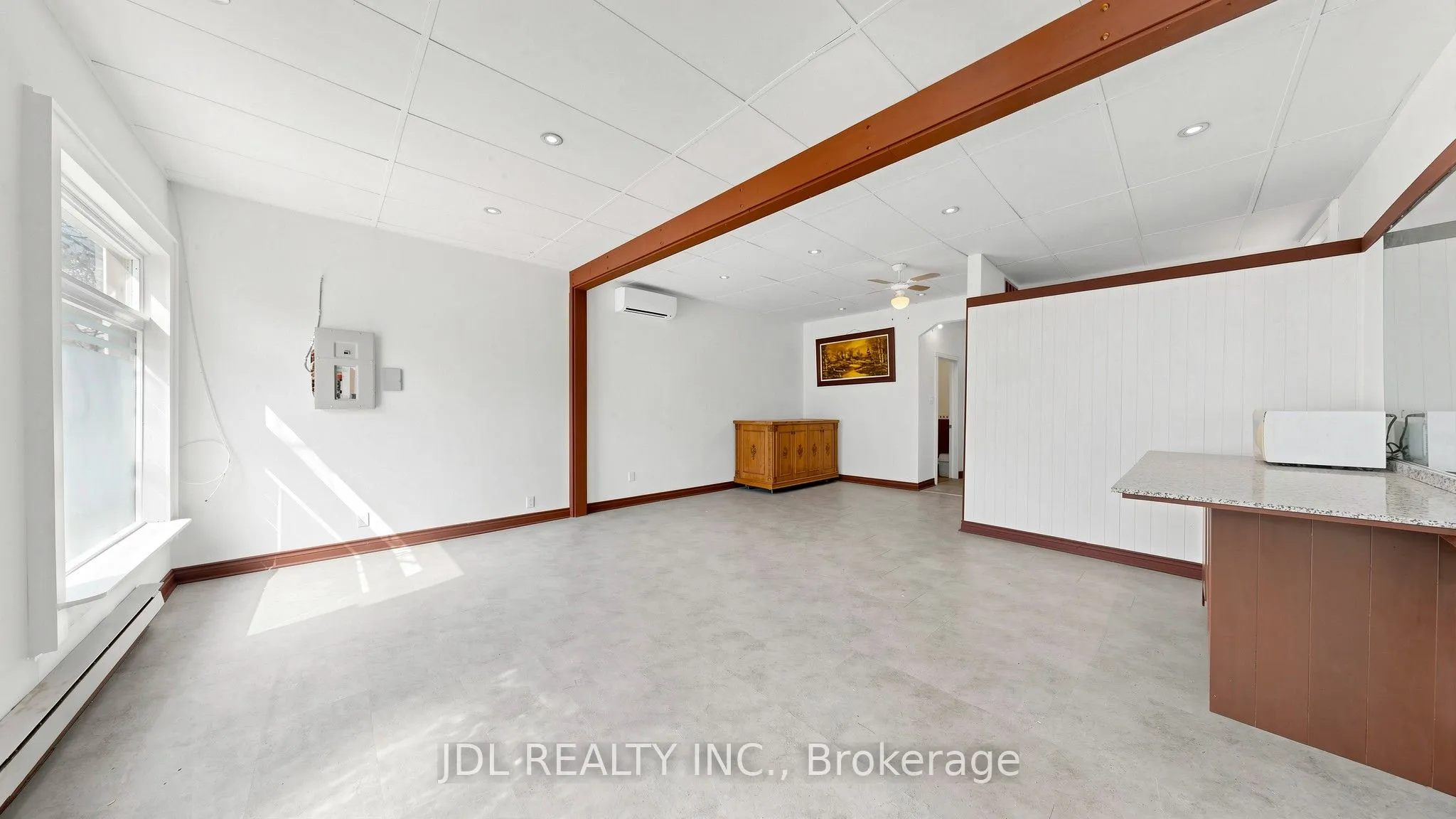 956 Lake Drive E