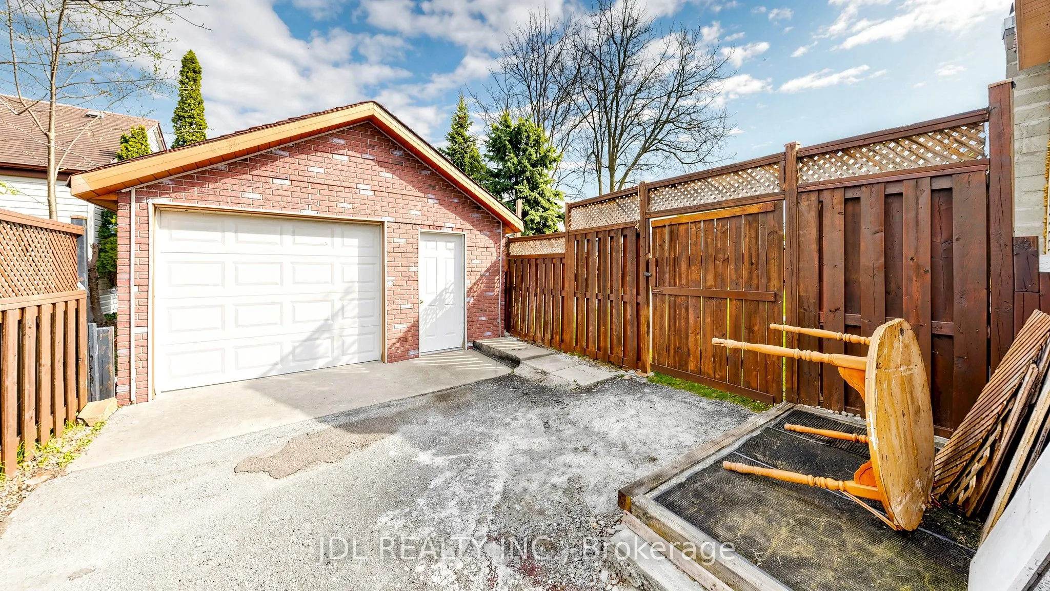 956 Lake Drive E