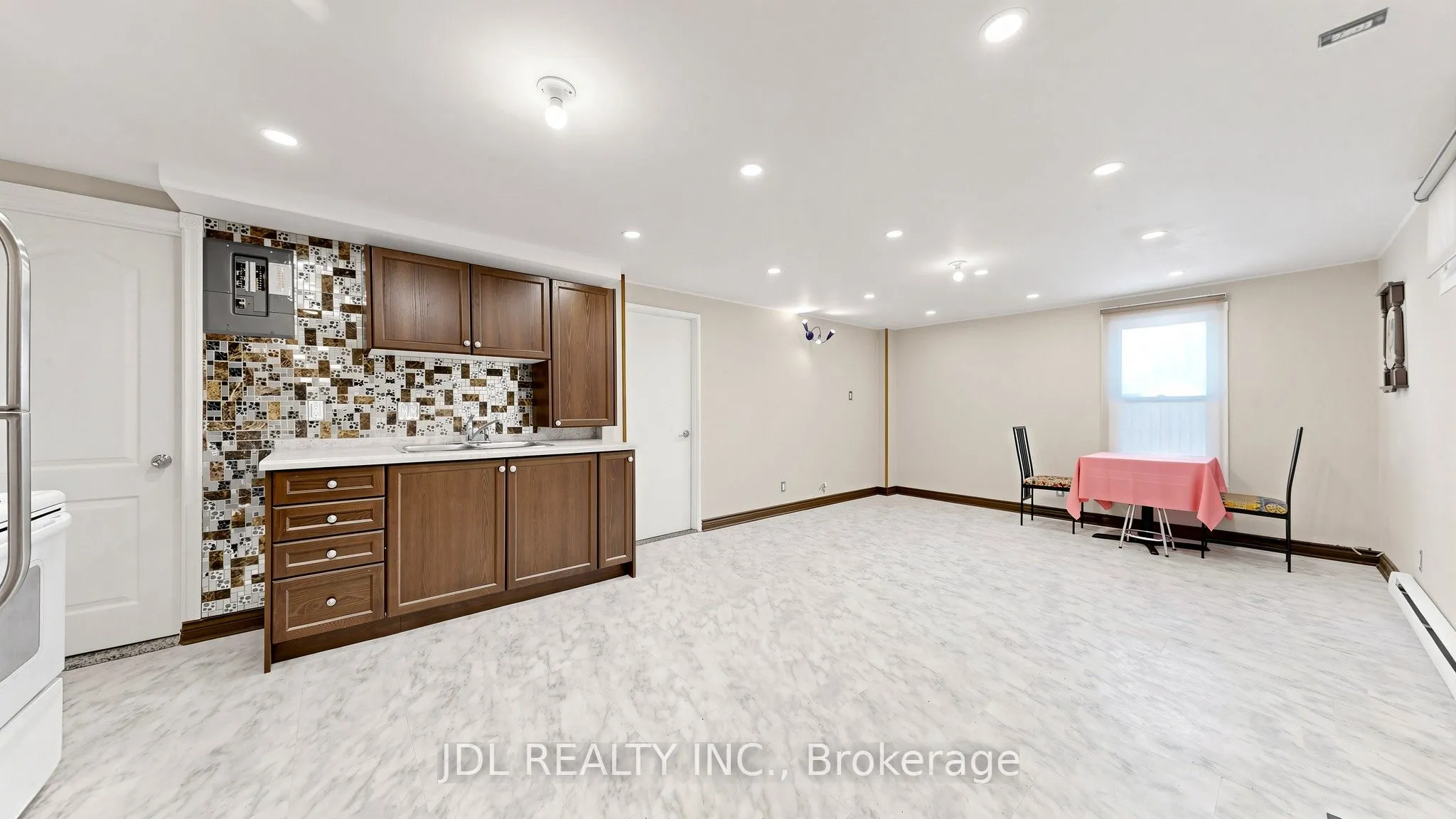 956 Lake Drive E