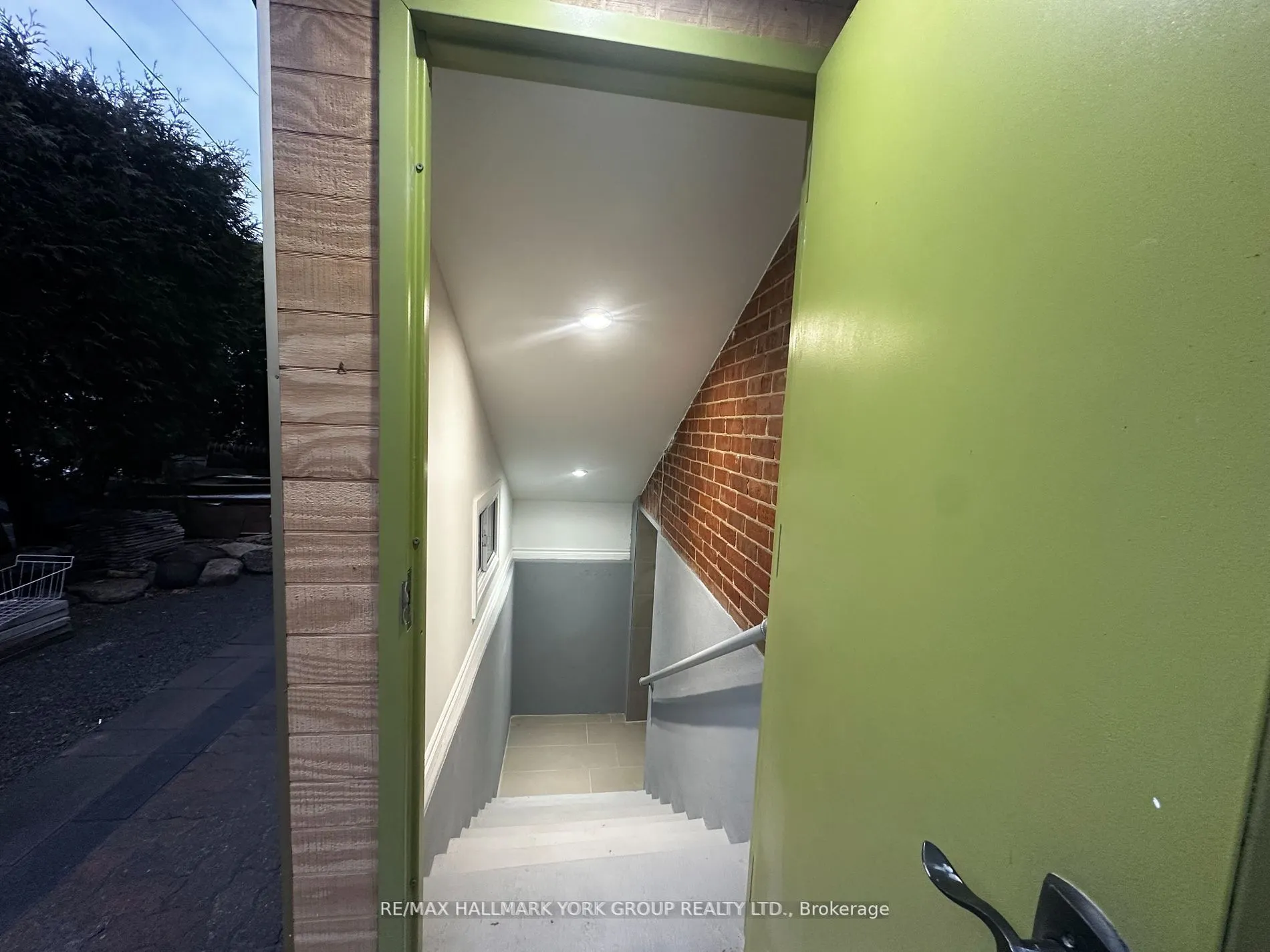 420 Osborne Street #Lower