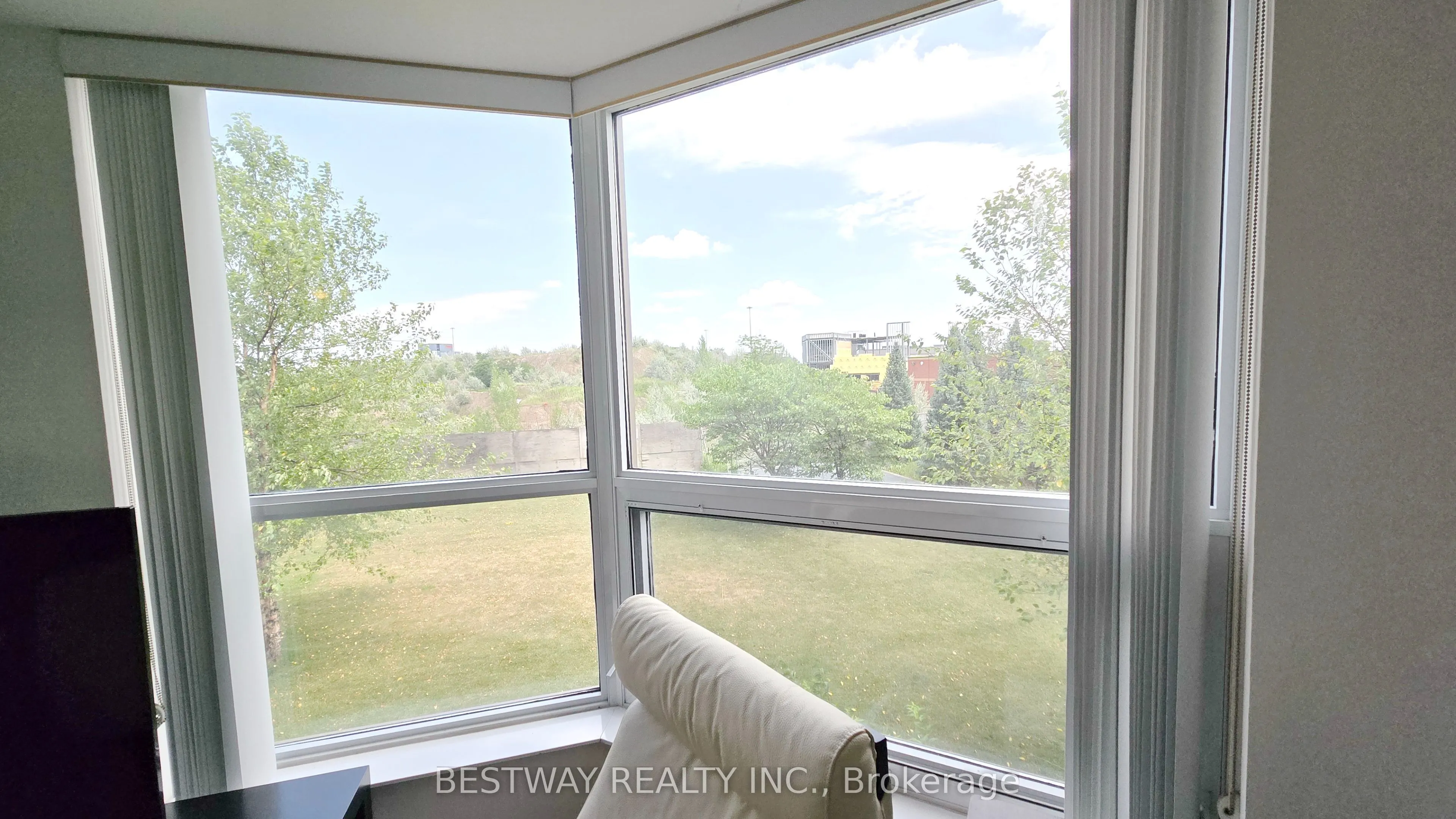 75 Norman Bethune Avenue #208
