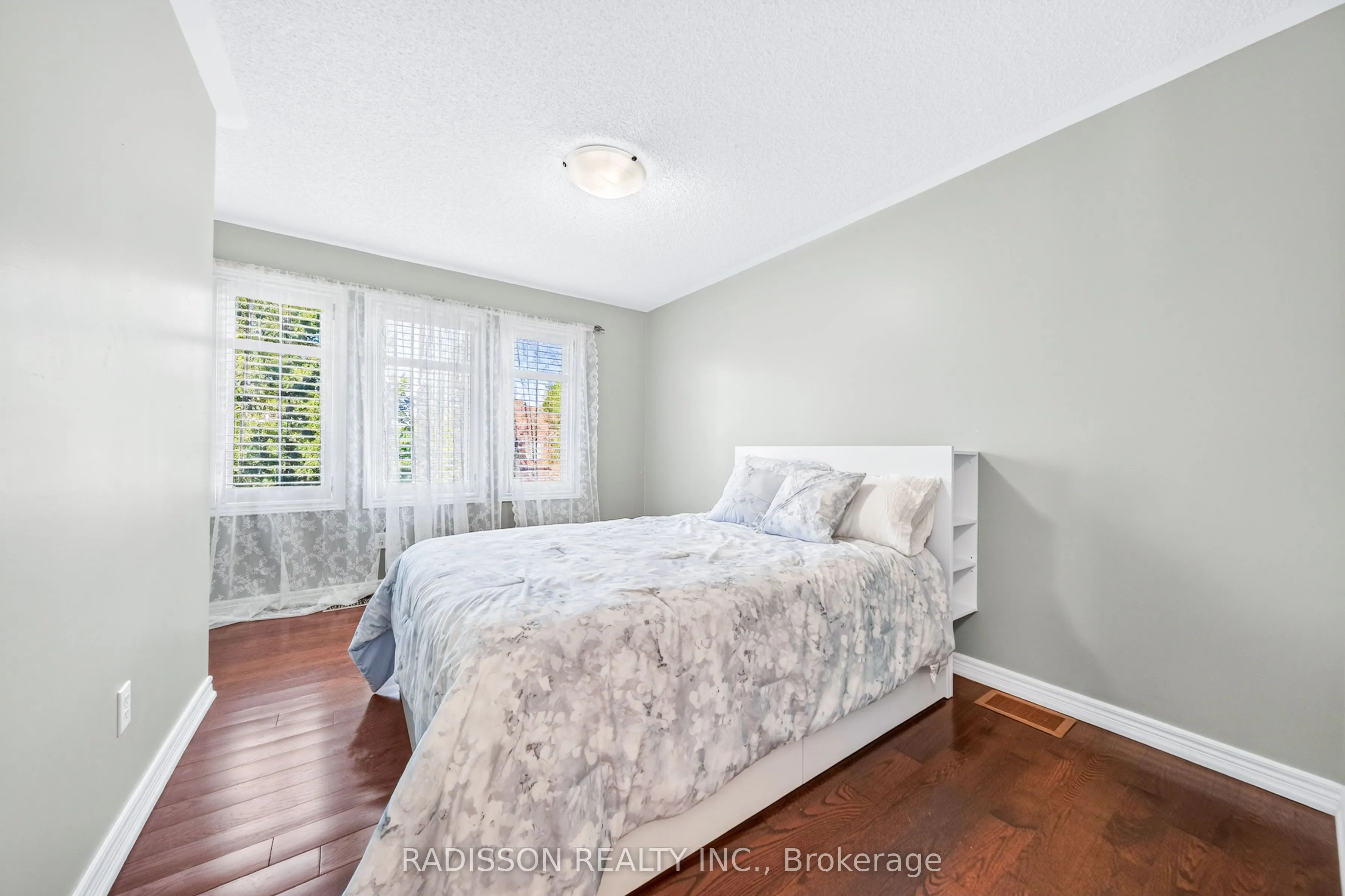 863 Oaktree Crescent