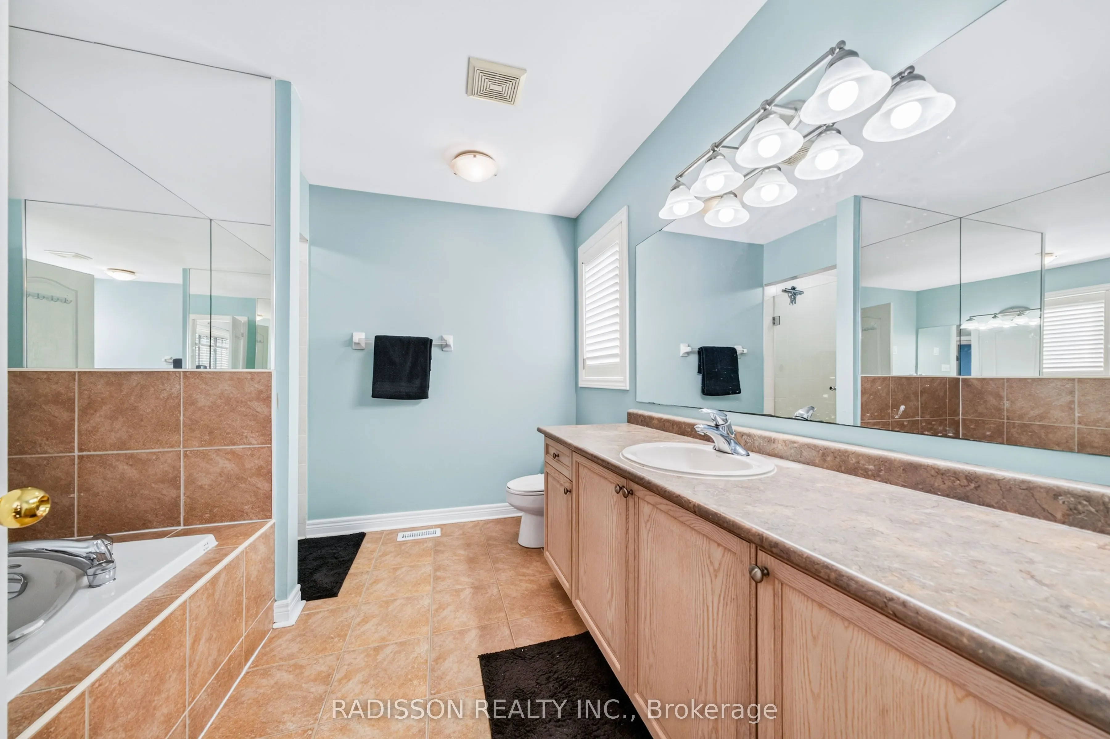 863 Oaktree Crescent