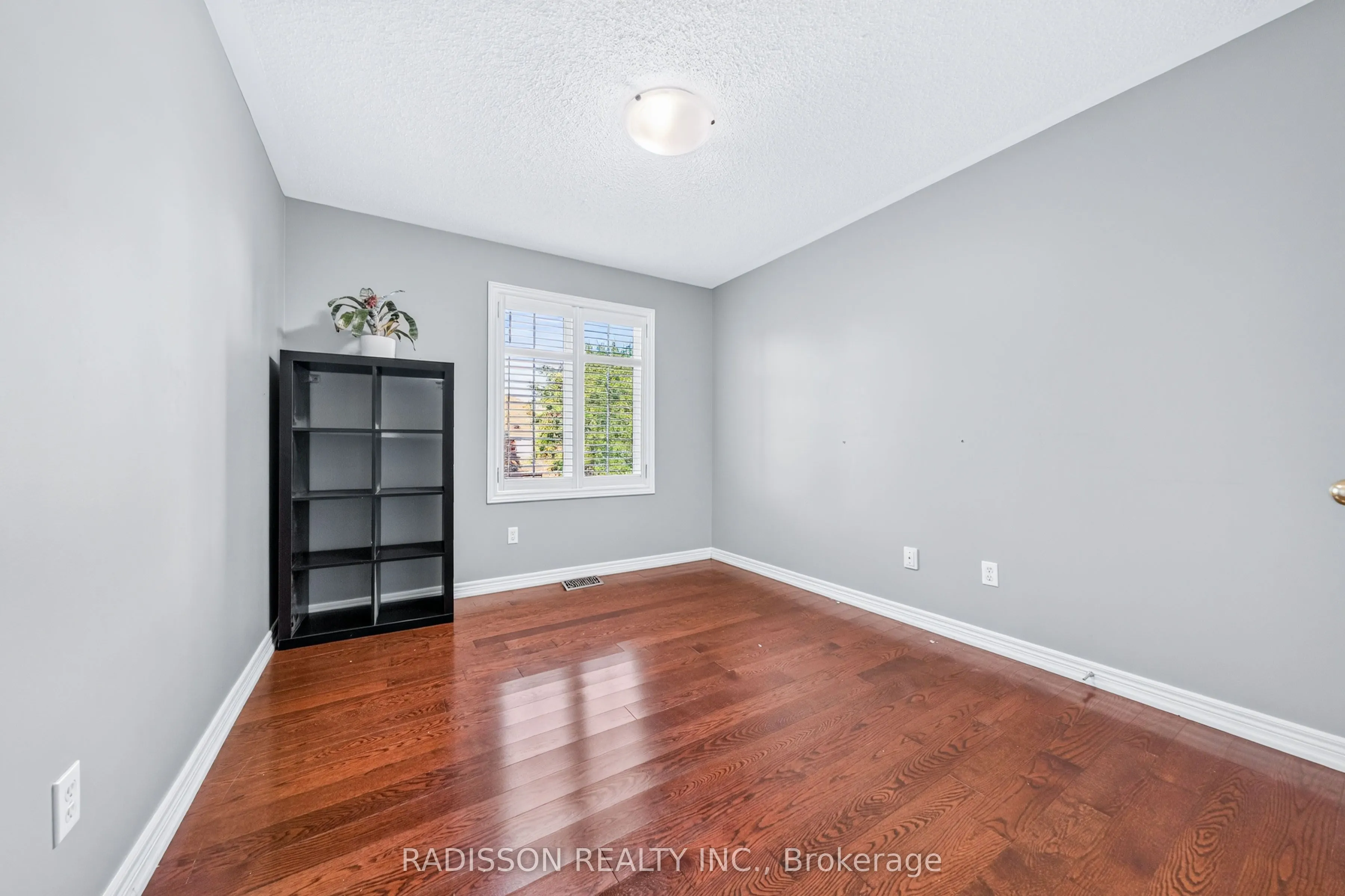 863 Oaktree Crescent
