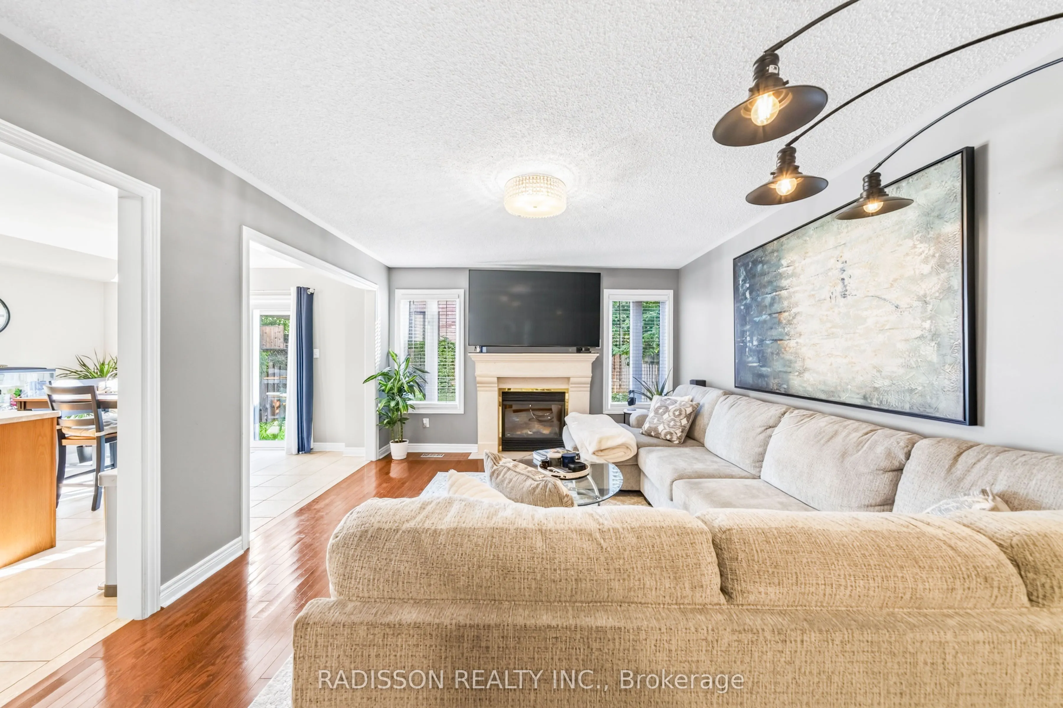 863 Oaktree Crescent