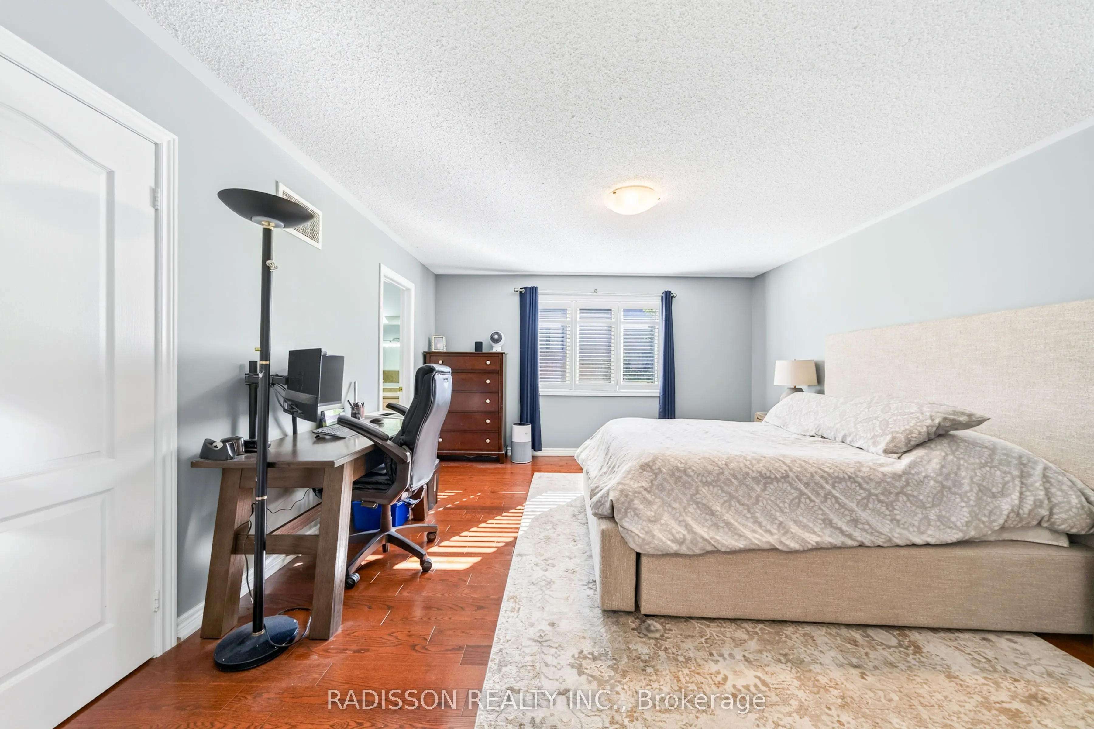 863 Oaktree Crescent