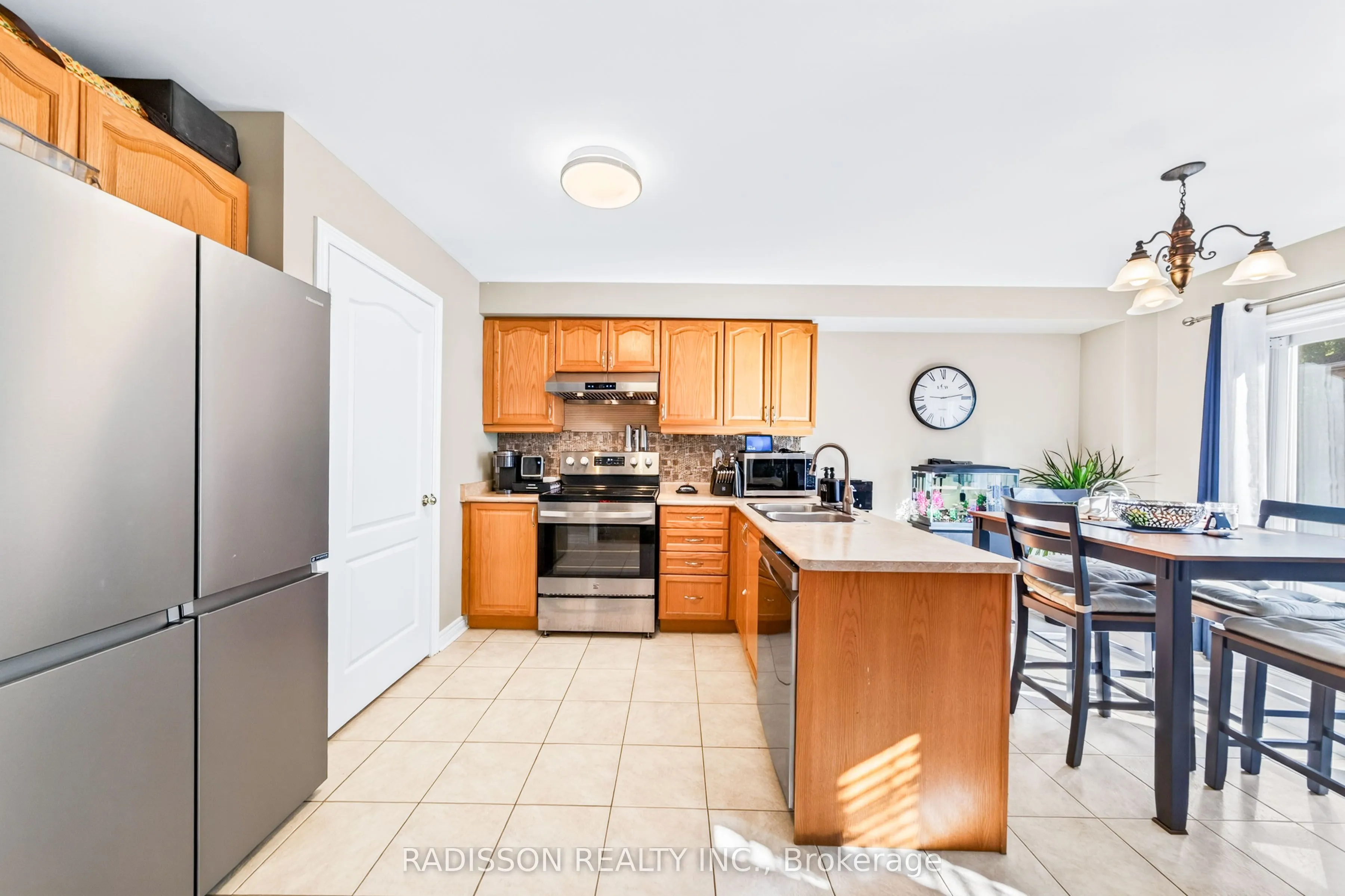 863 Oaktree Crescent