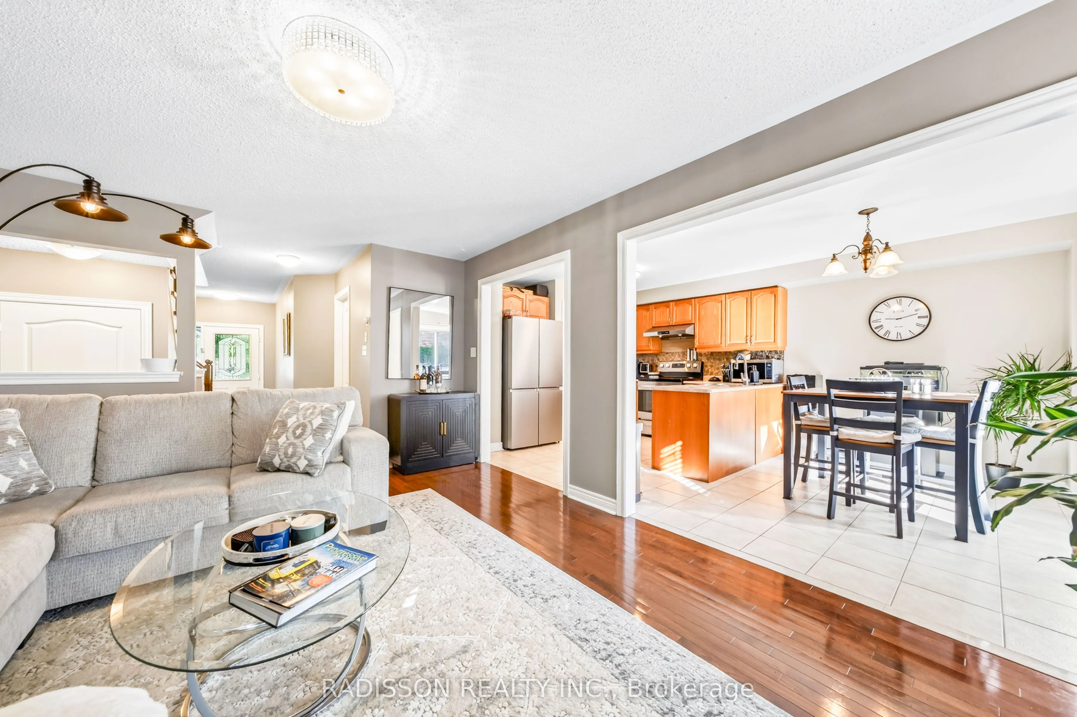 863 Oaktree Crescent