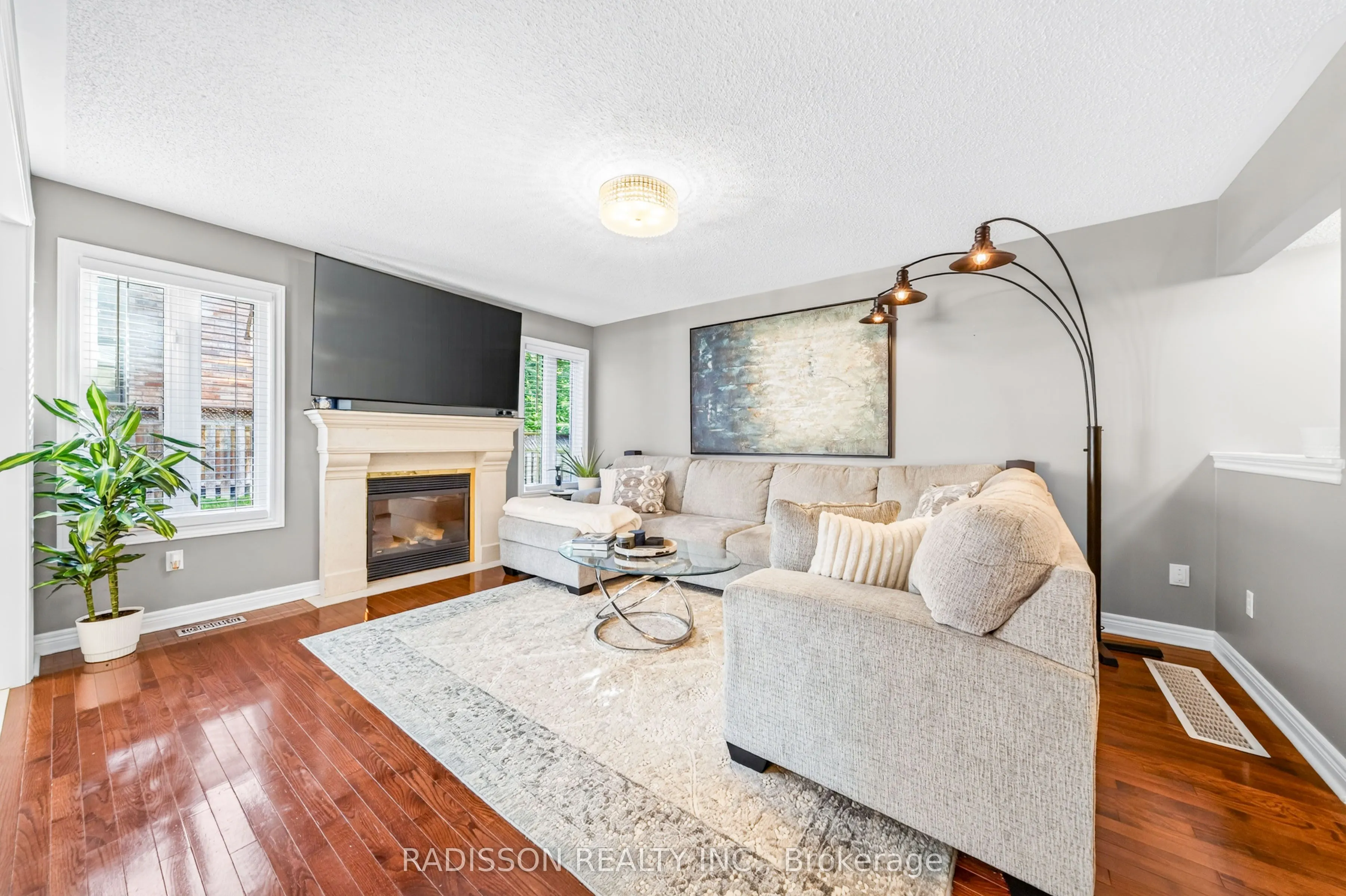 863 Oaktree Crescent