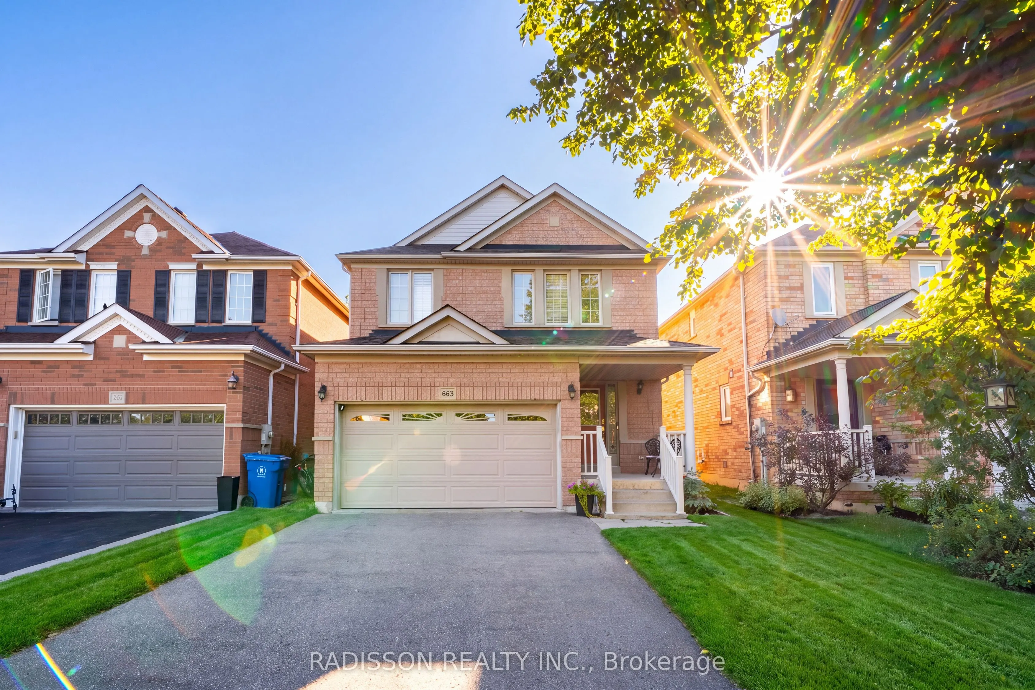 863 Oaktree Crescent