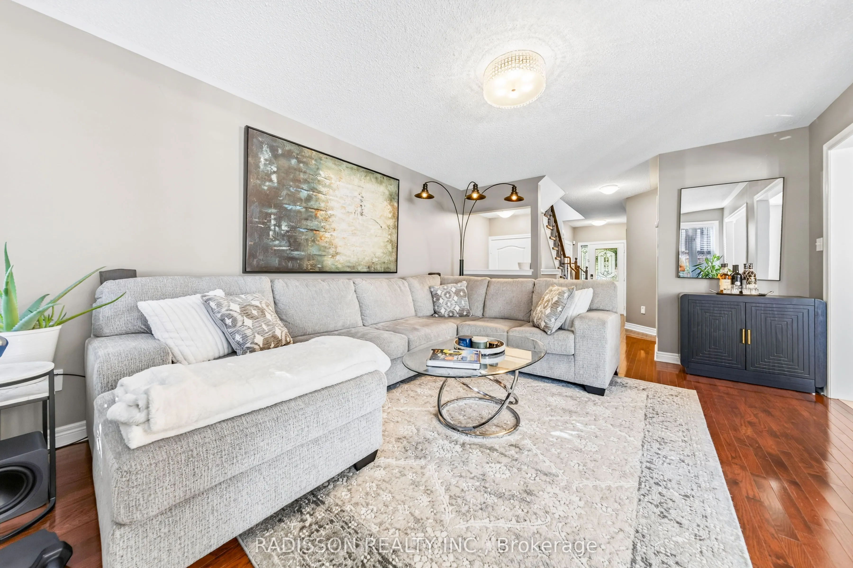 863 Oaktree Crescent