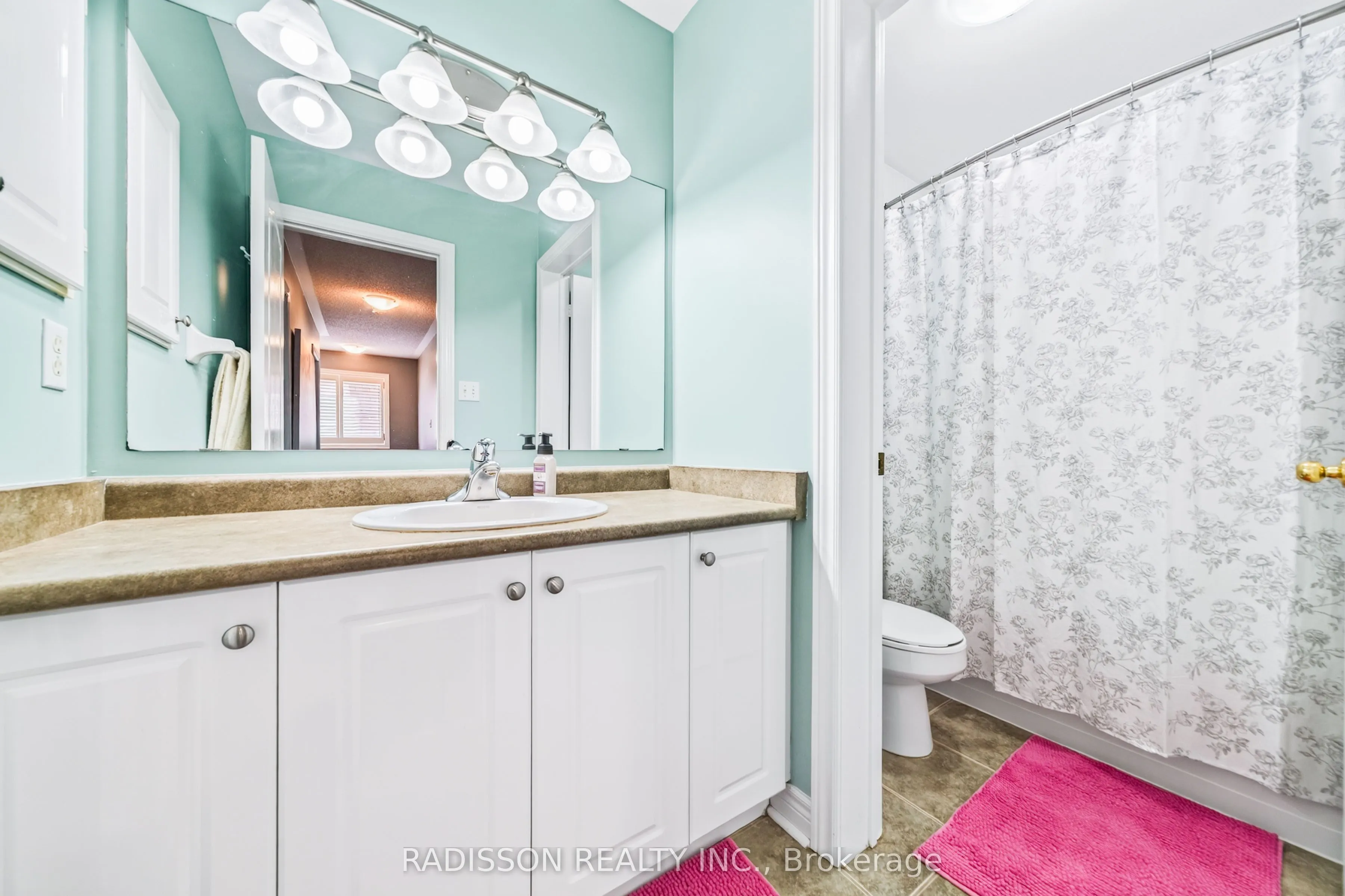 863 Oaktree Crescent