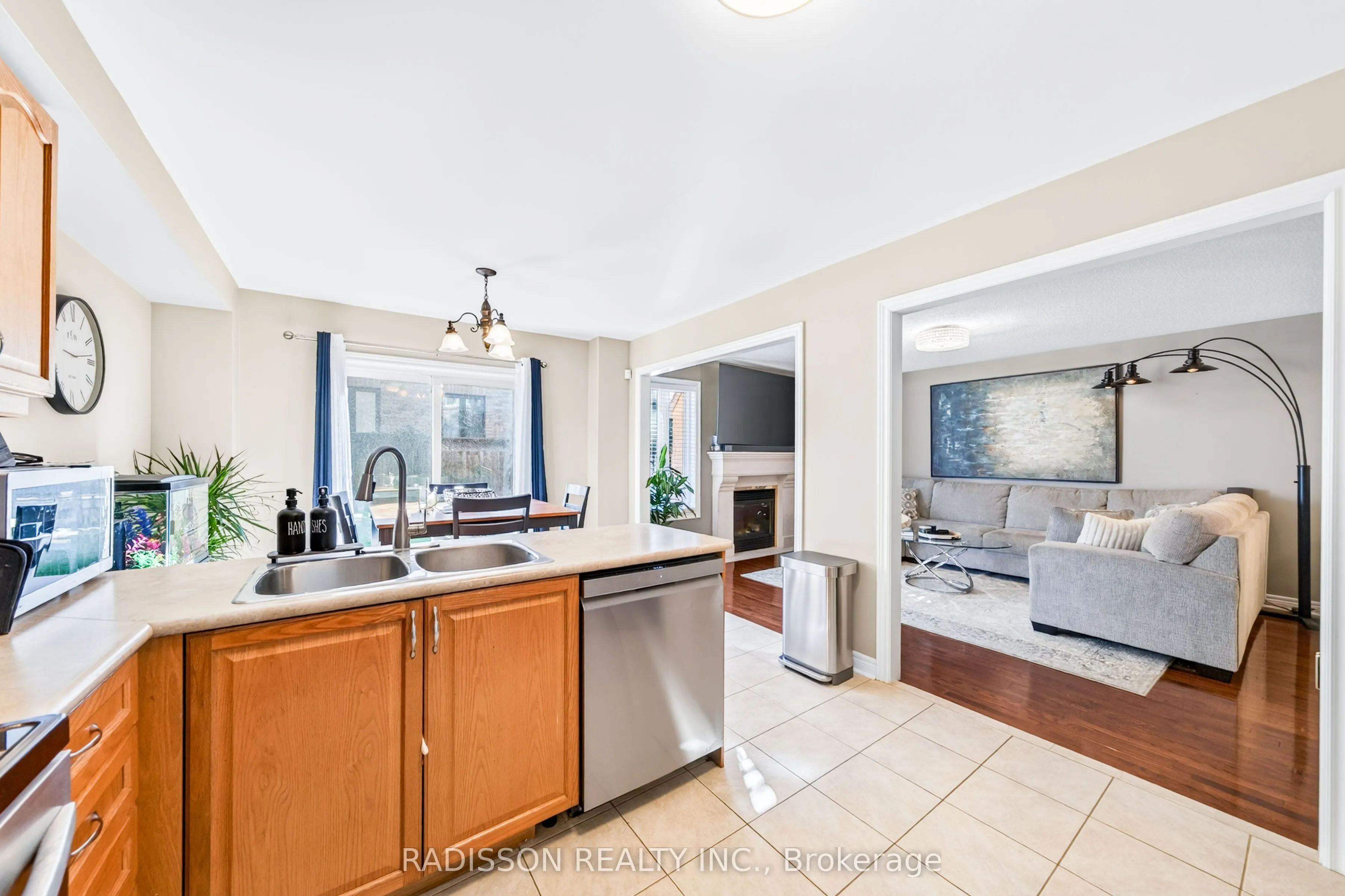 863 Oaktree Crescent