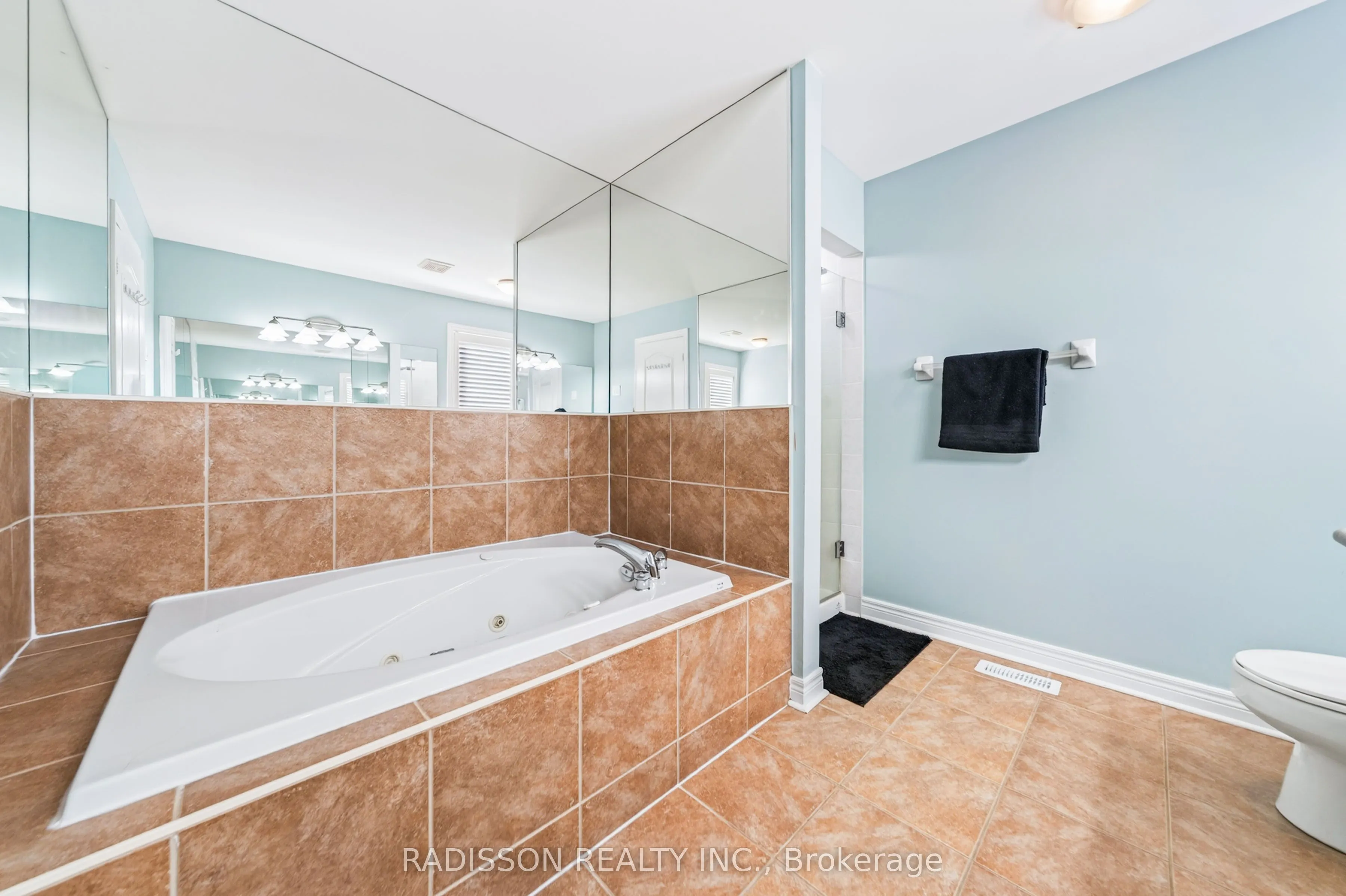863 Oaktree Crescent