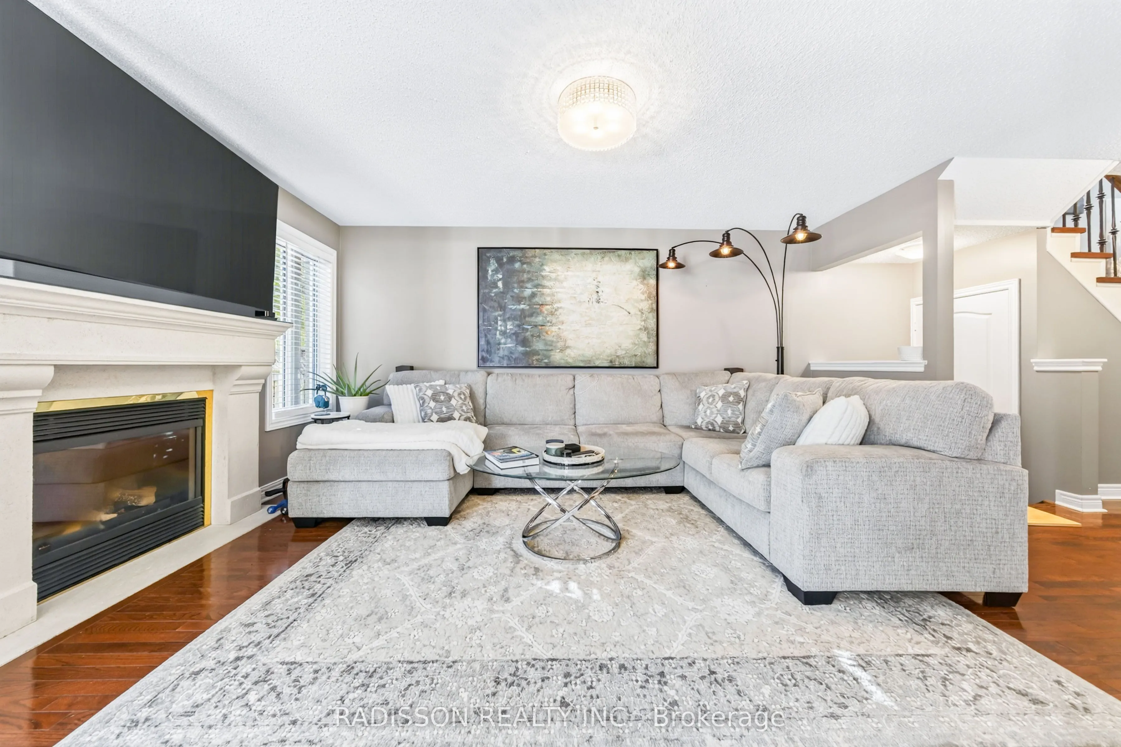 863 Oaktree Crescent