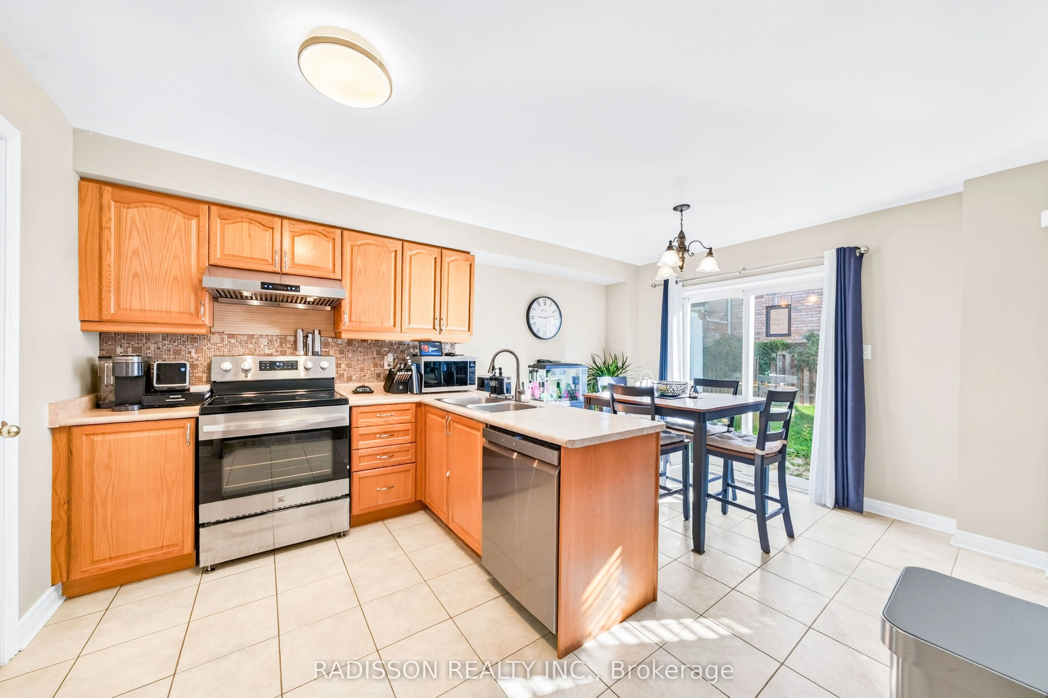 863 Oaktree Crescent