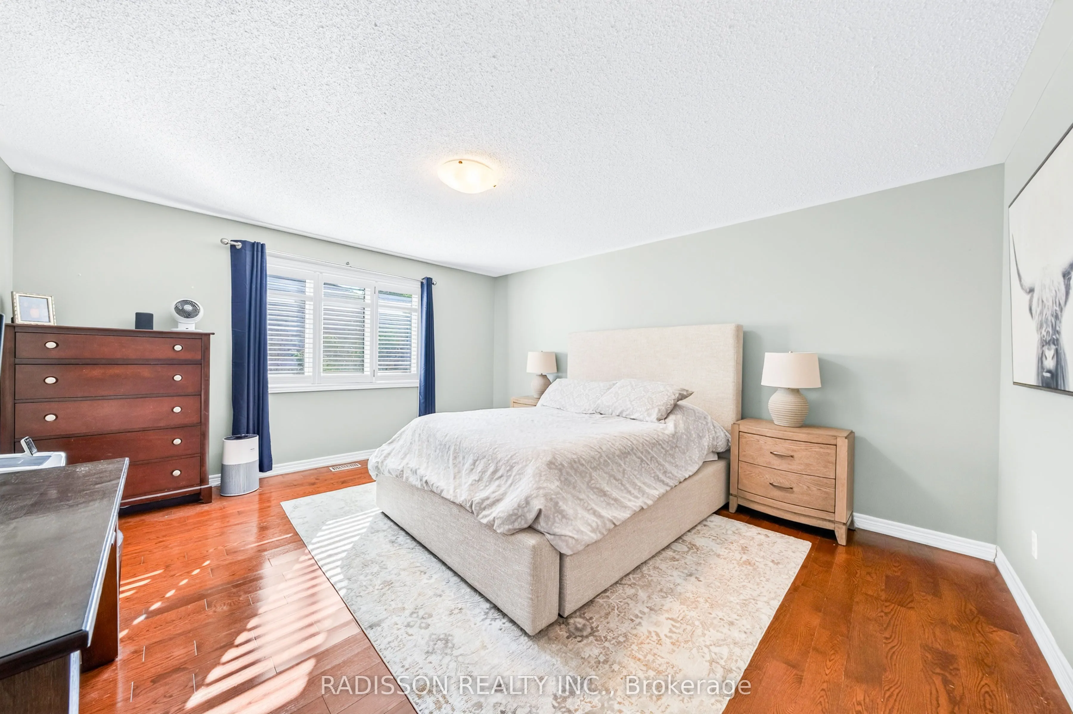 863 Oaktree Crescent