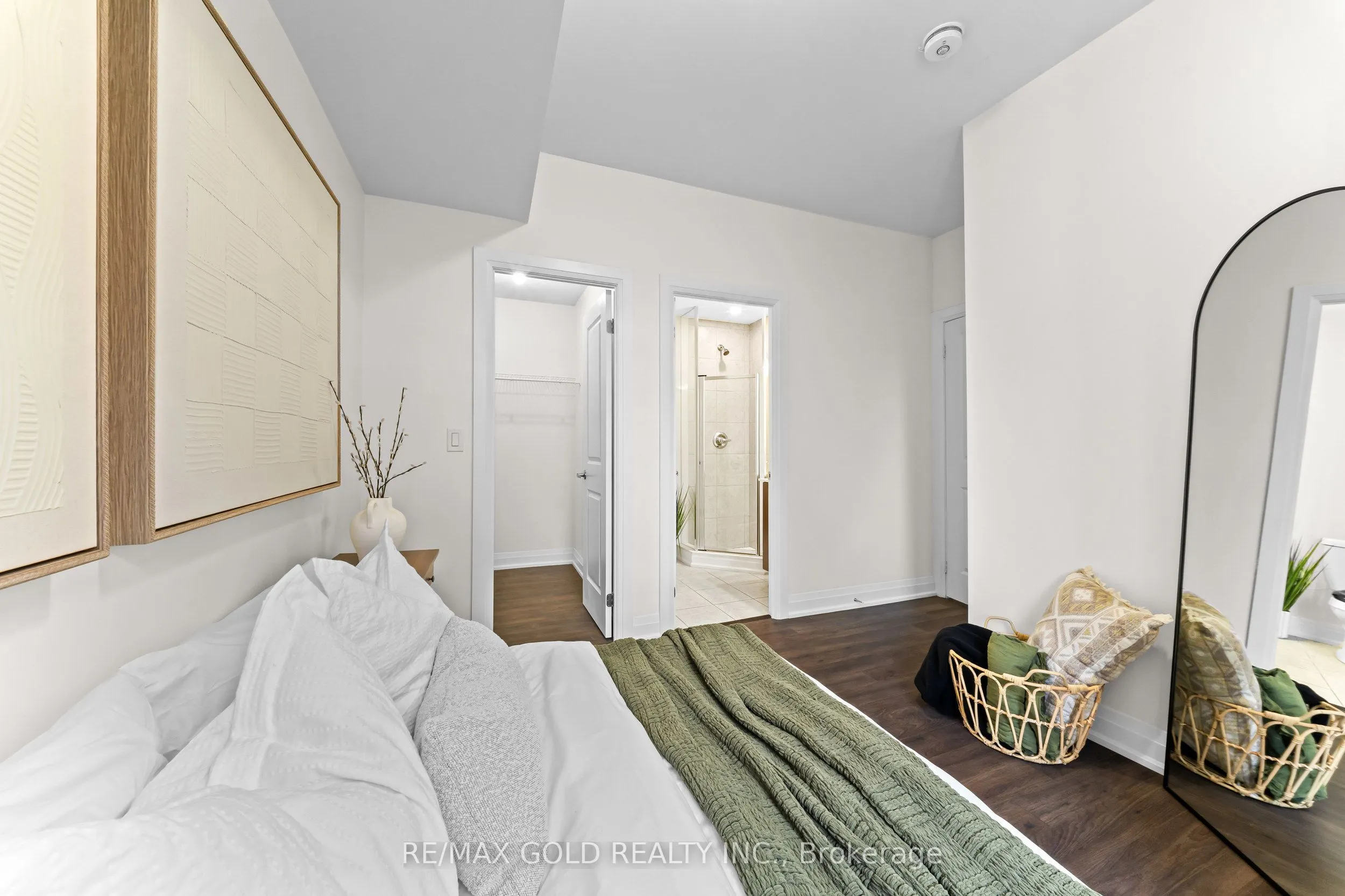18 Coles Avenue #602