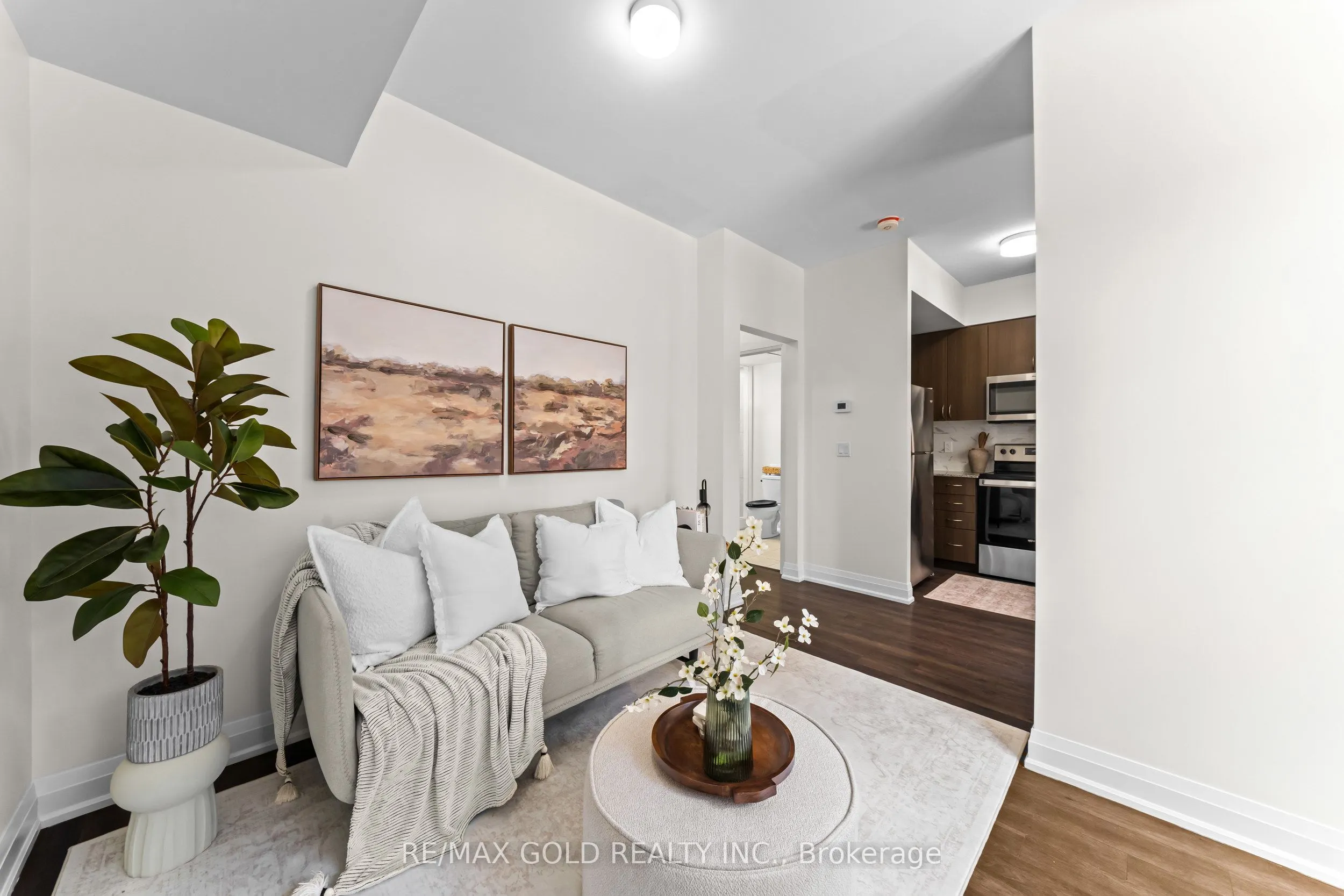 18 Coles Avenue #602