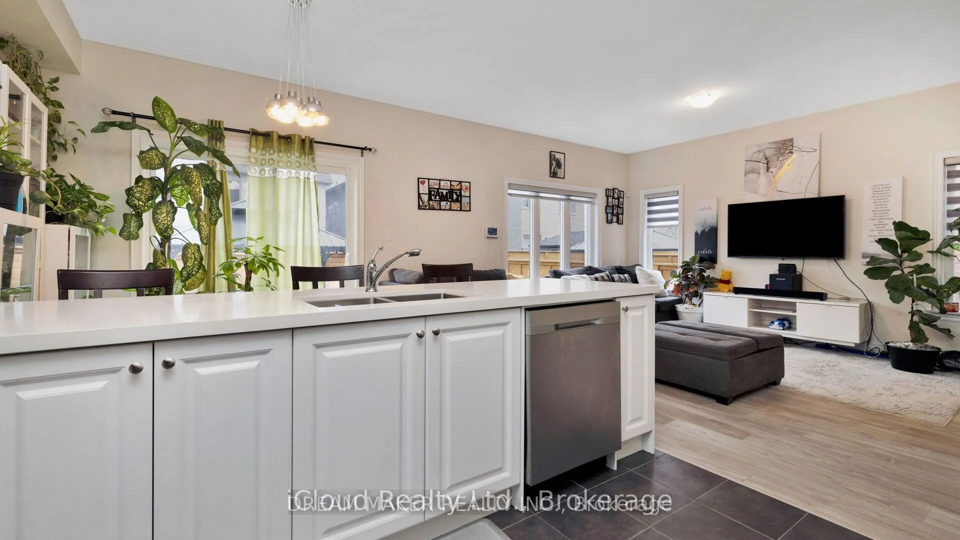 73 Lorne Thomas Place