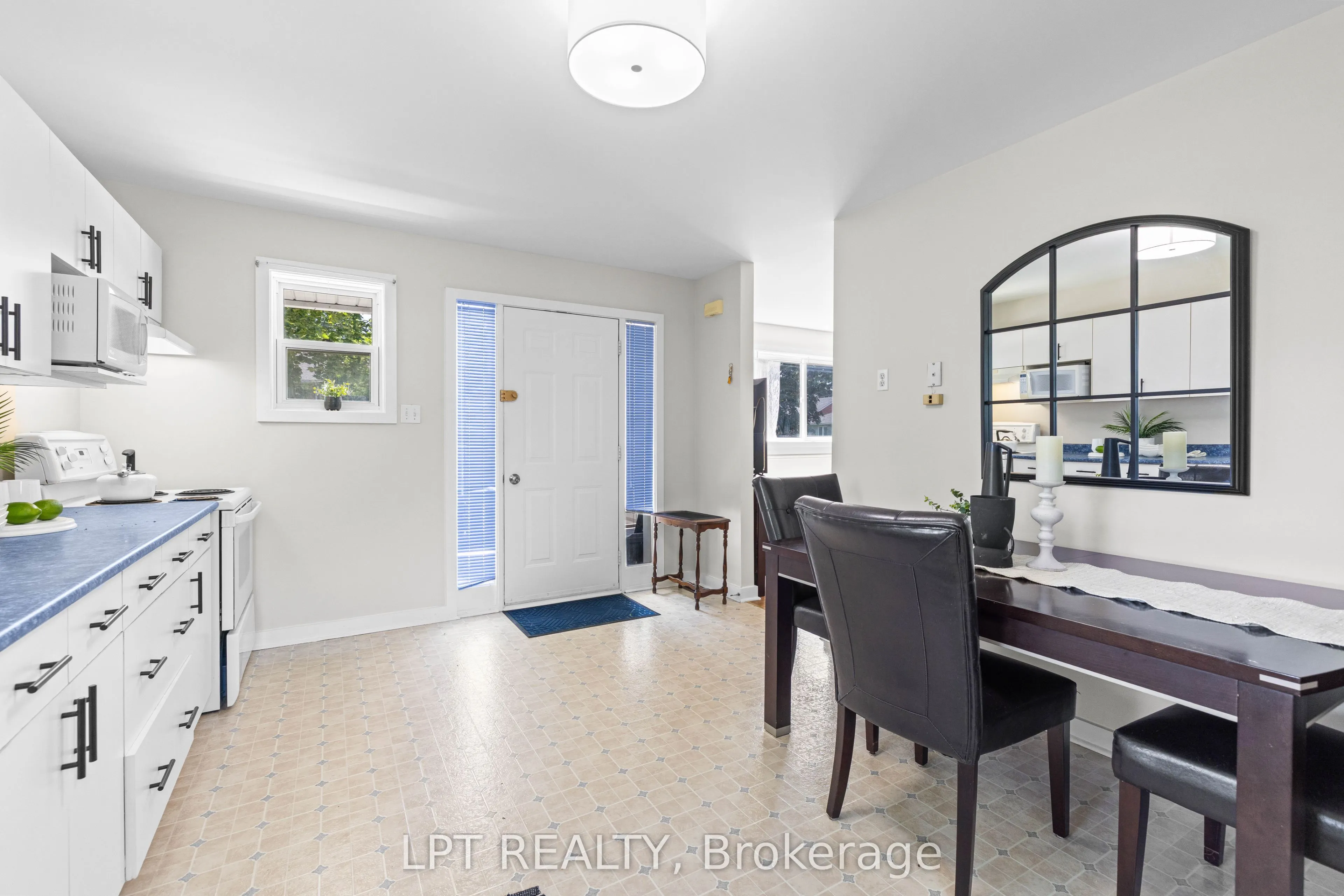 77 Munro St West Street W