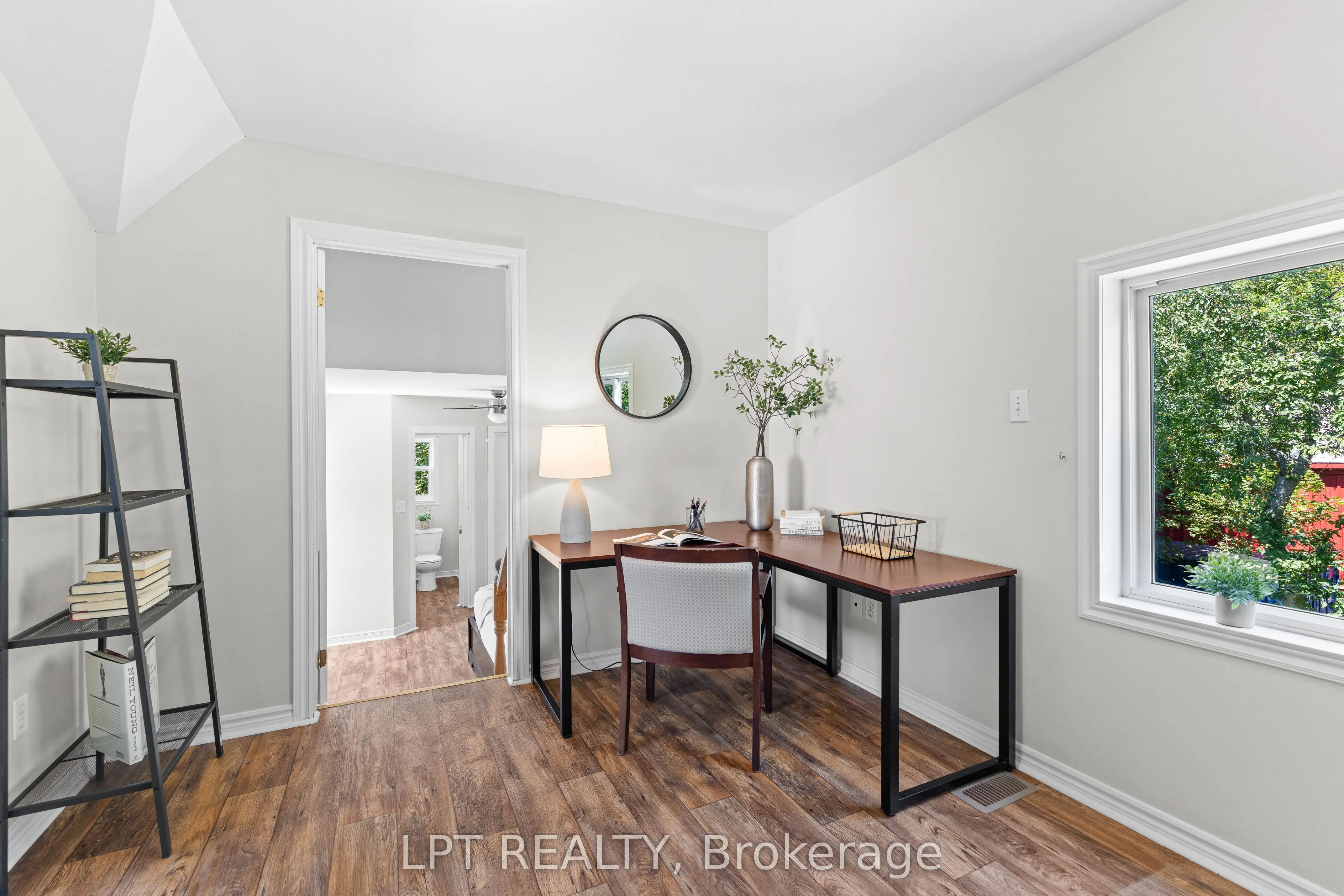 77 Munro St West Street W