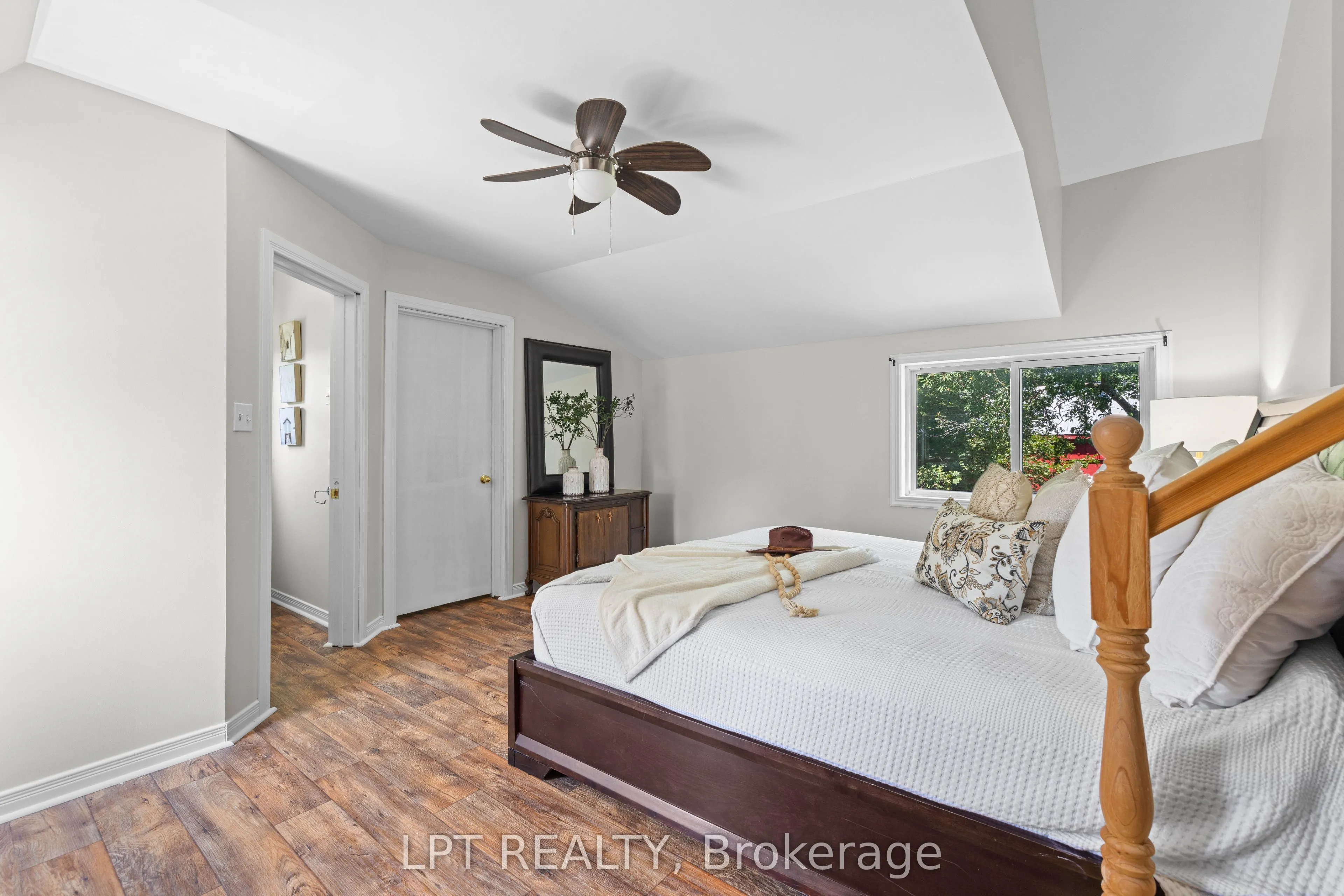 77 Munro St West Street W