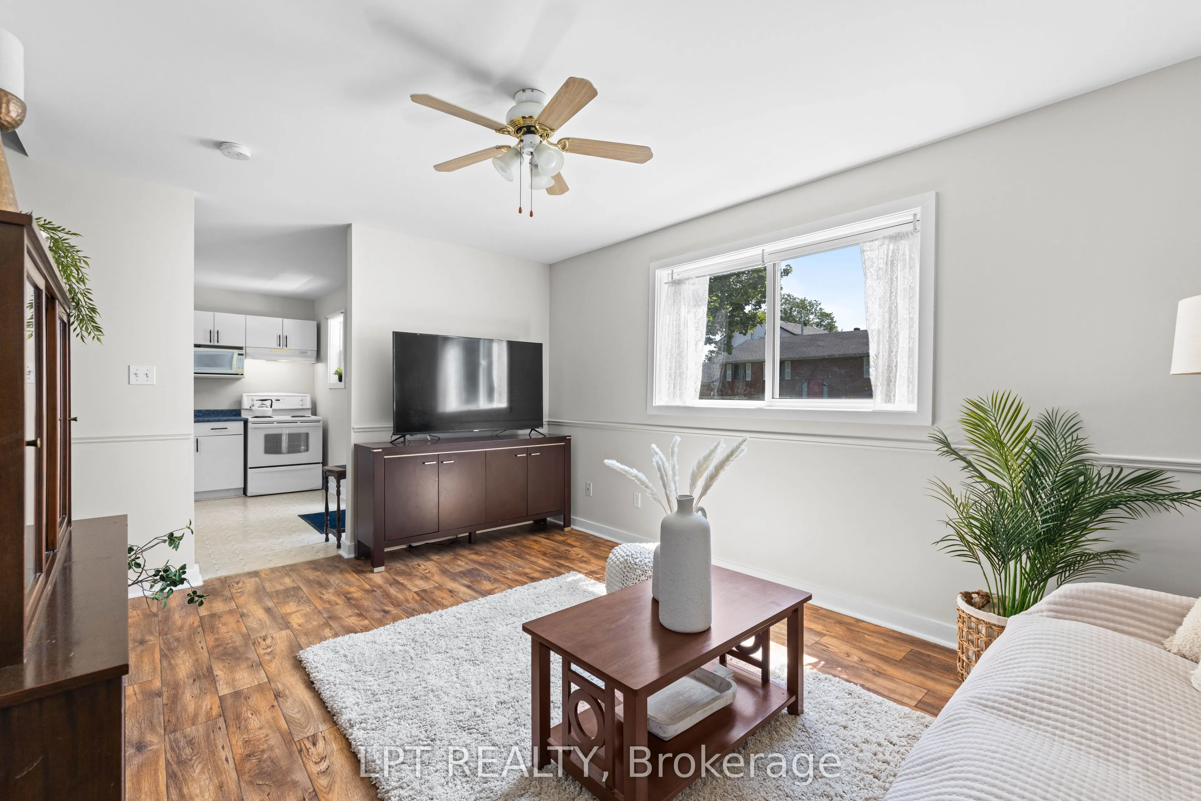 77 Munro St West Street W