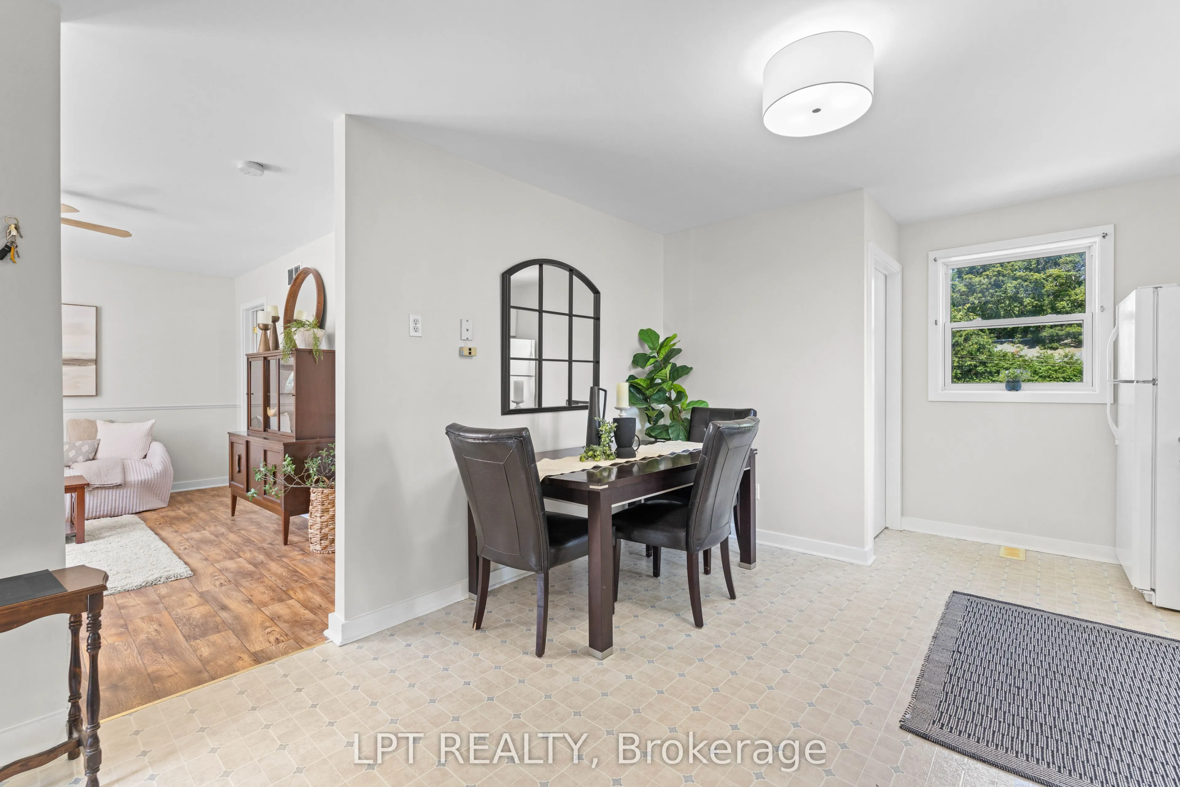 77 Munro St West Street W