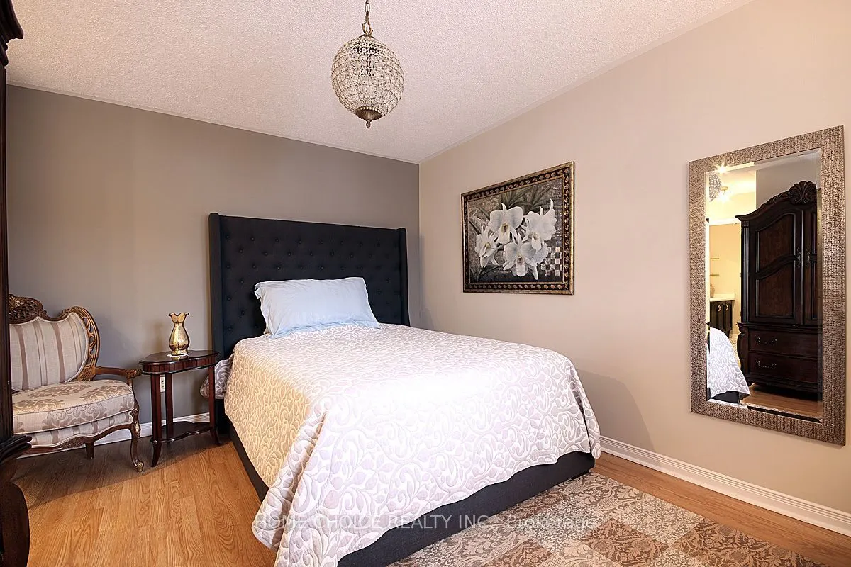 155 Hollandview Trail