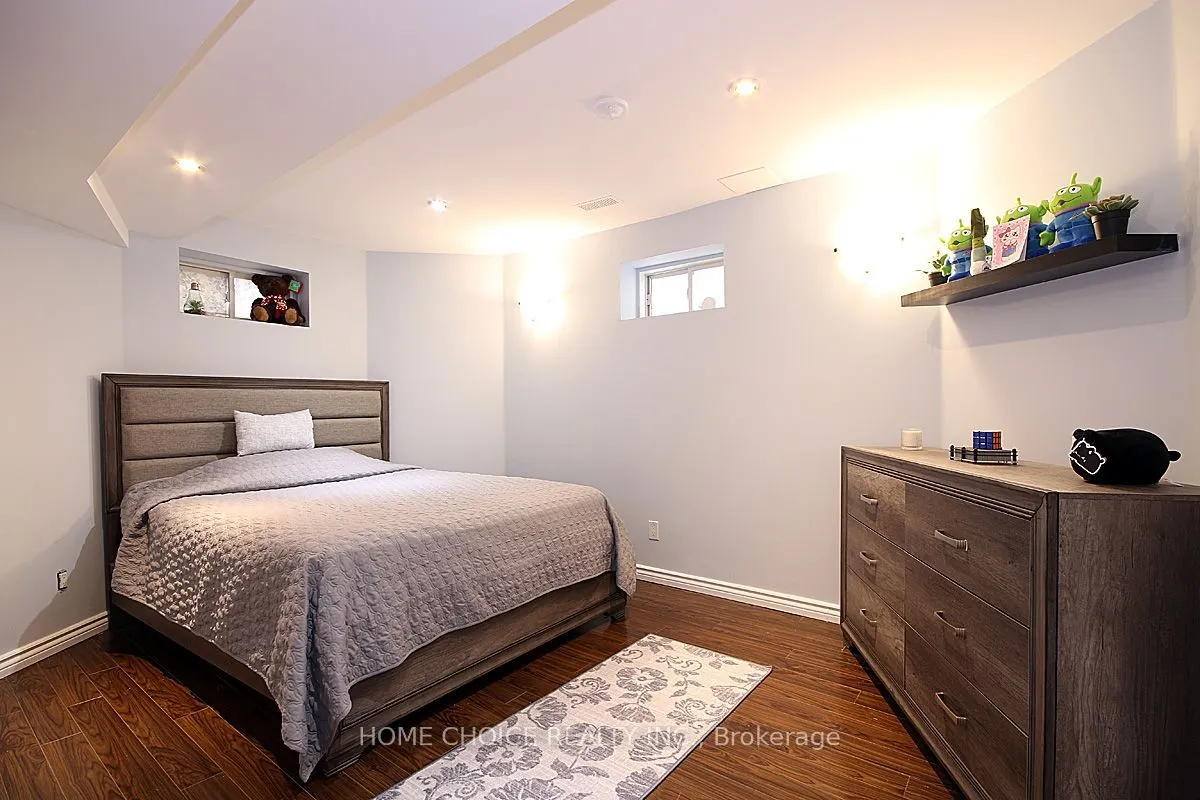 155 Hollandview Trail