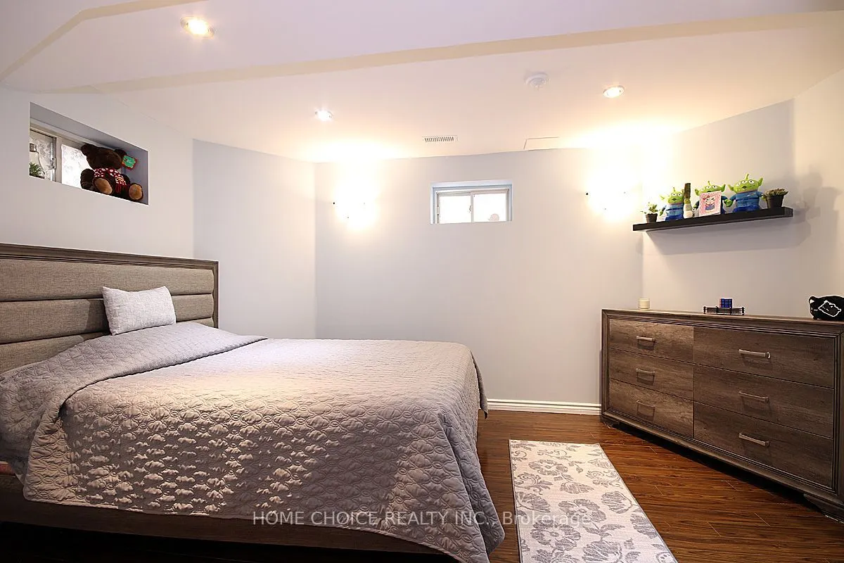 155 Hollandview Trail