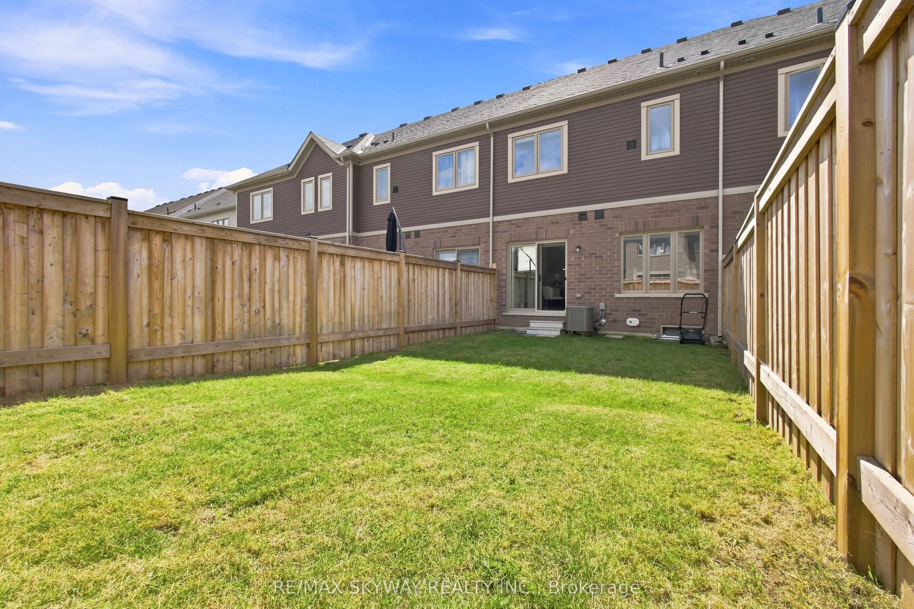 60 Lorne Thomas Place