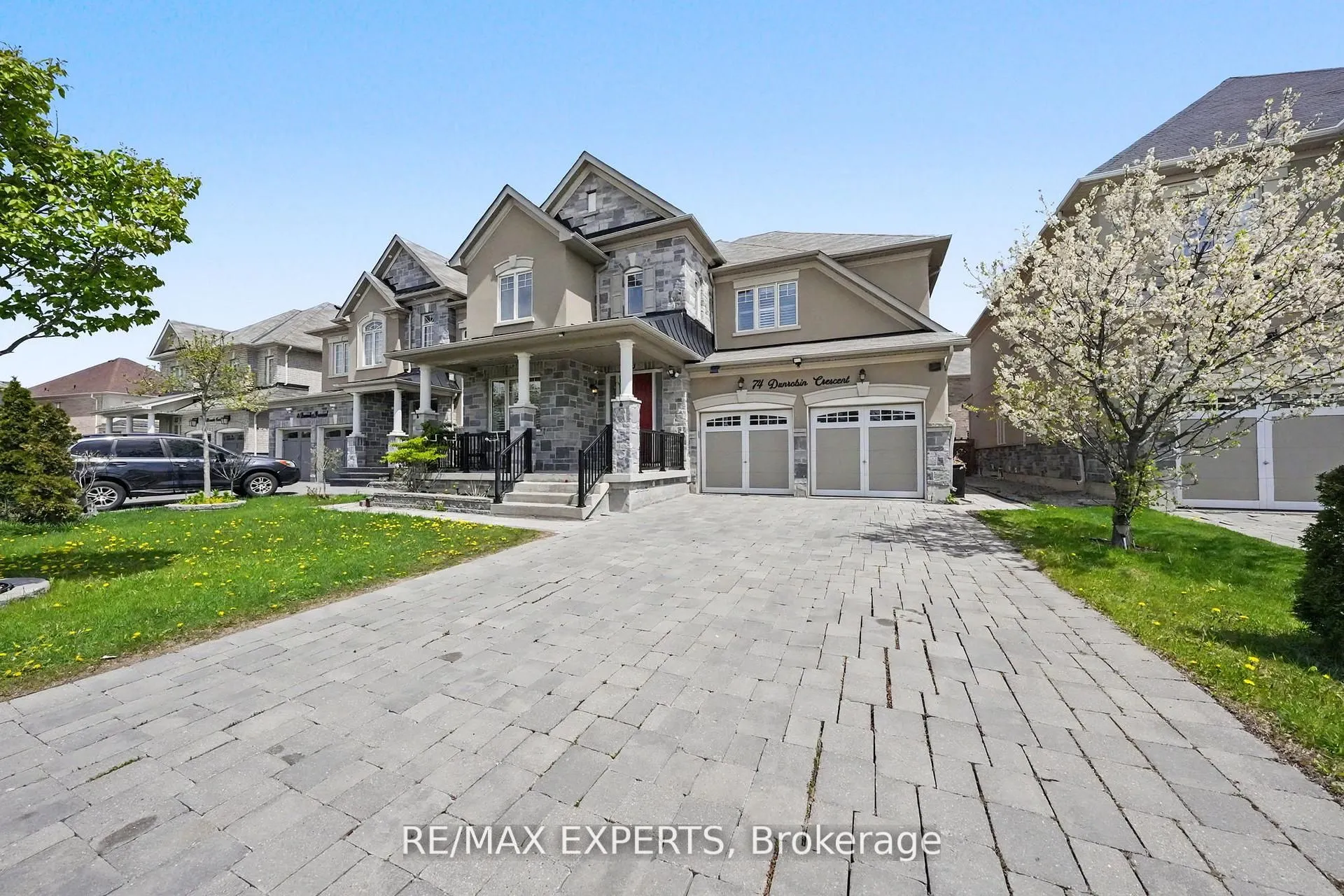 74 Dunrobin Crescent