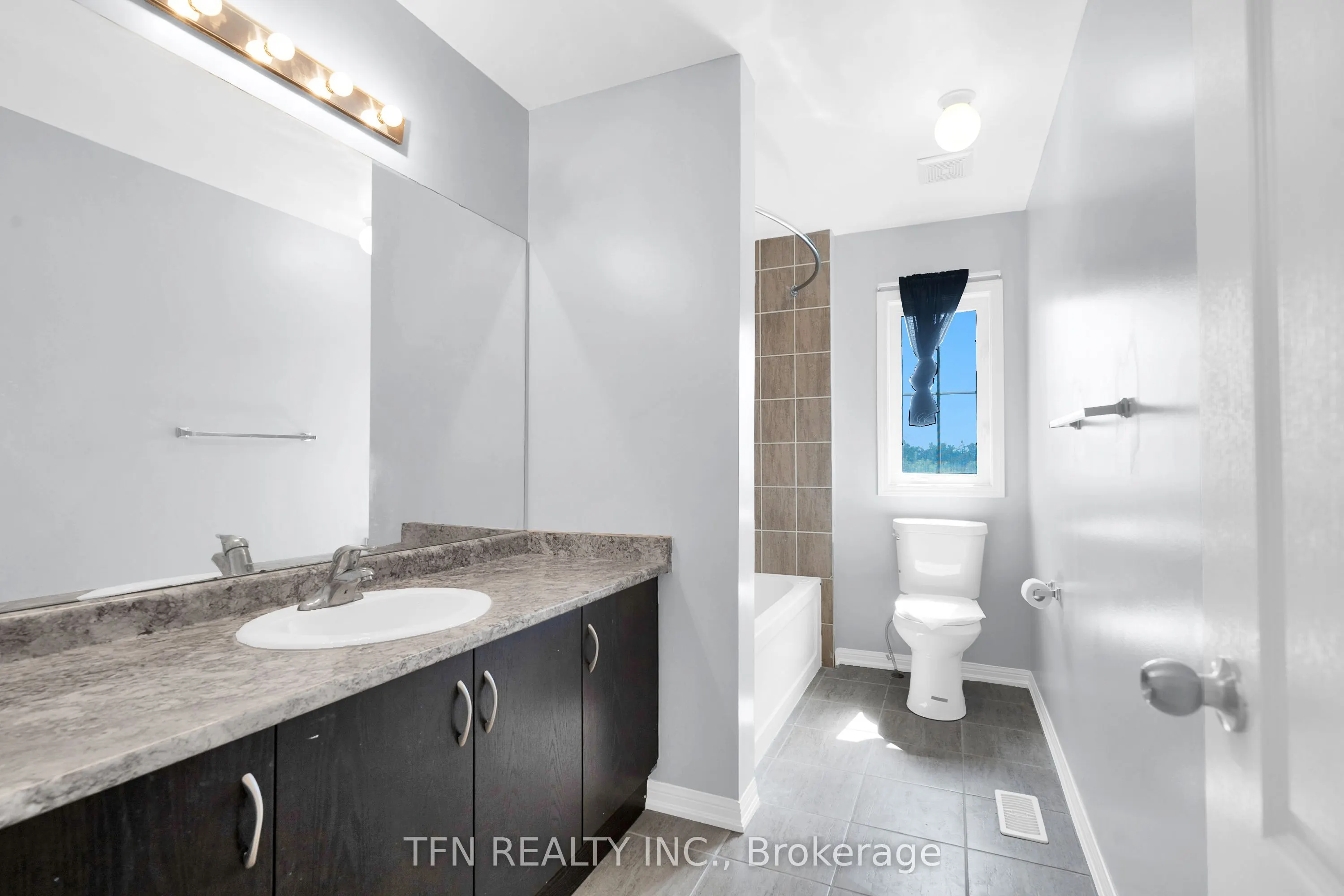 24 Don Hadden Crescent
