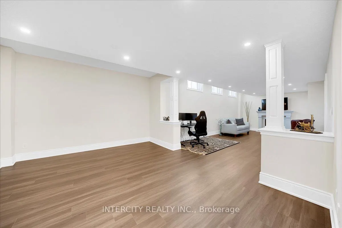 233 Carisbrooke Circle