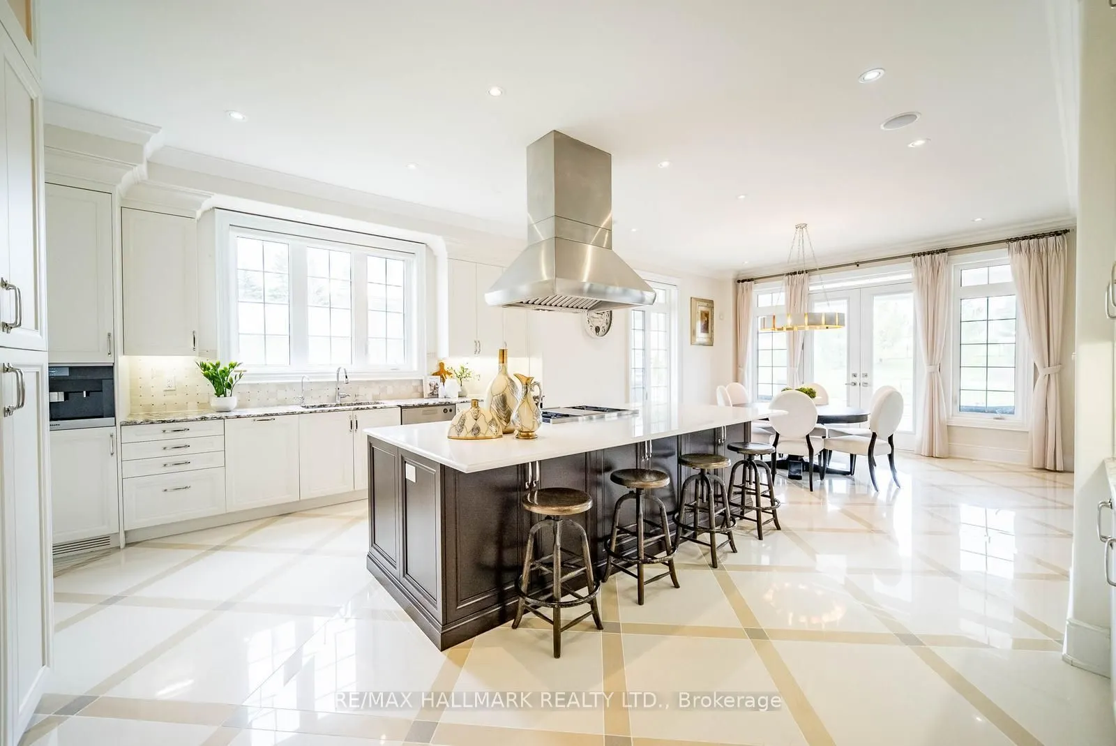 37 Country Club Crescent