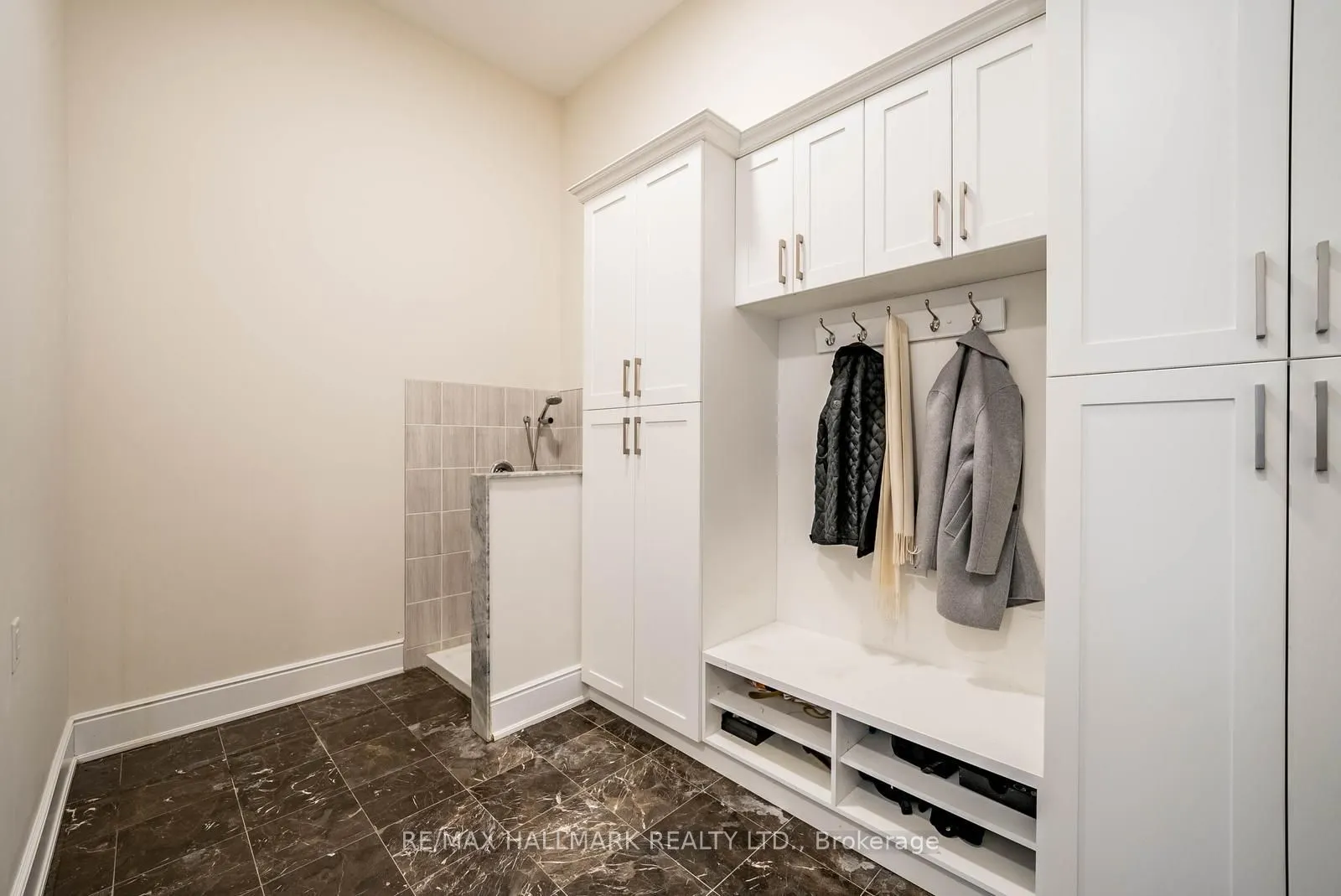 37 Country Club Crescent