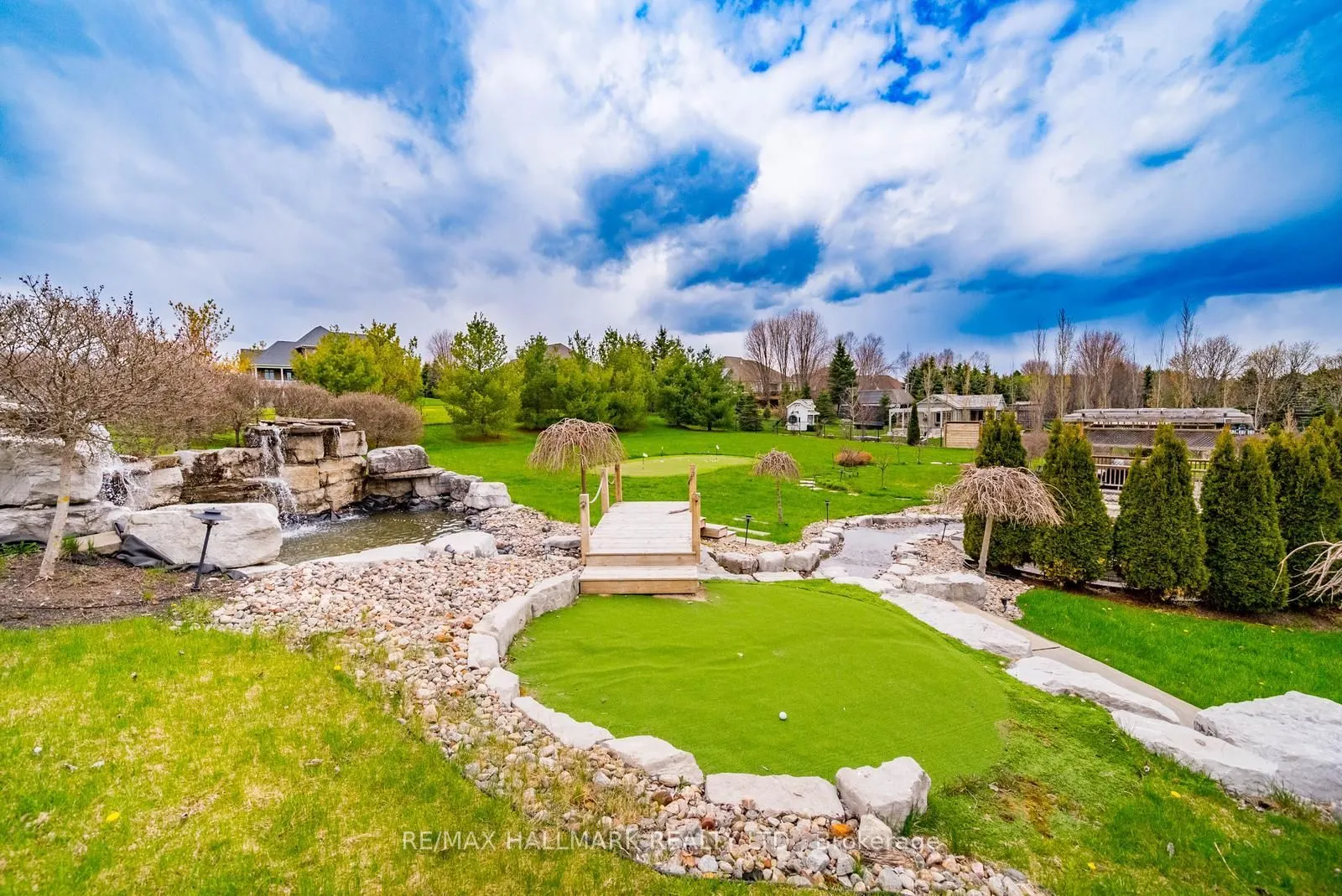 37 Country Club Crescent