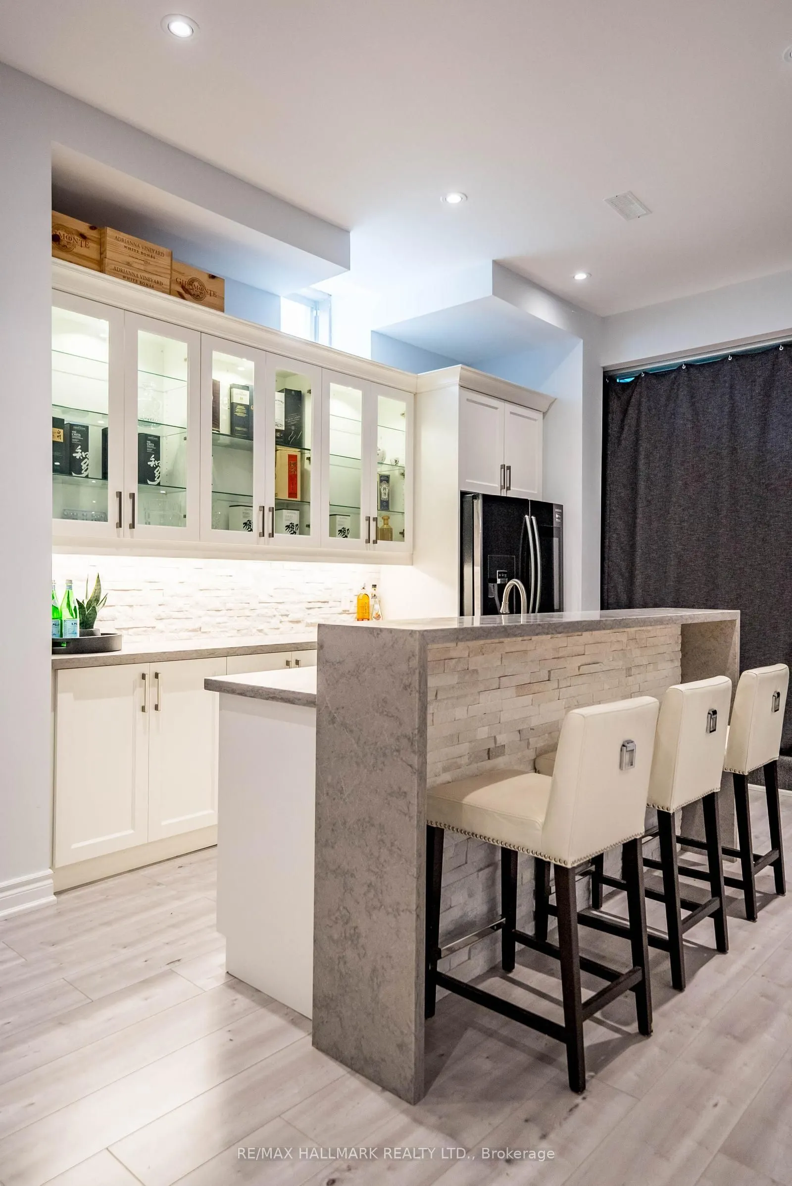 37 Country Club Crescent