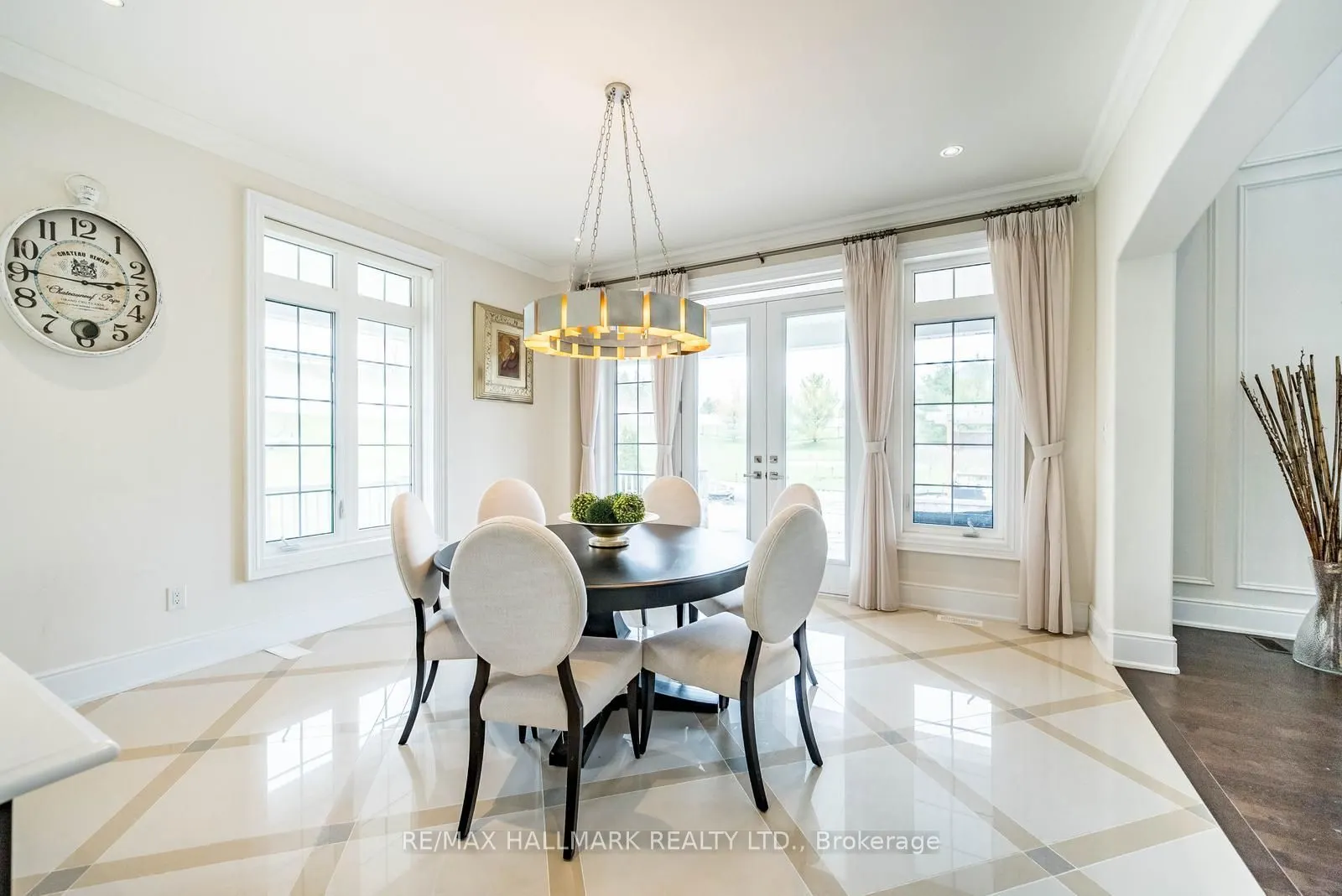 37 Country Club Crescent