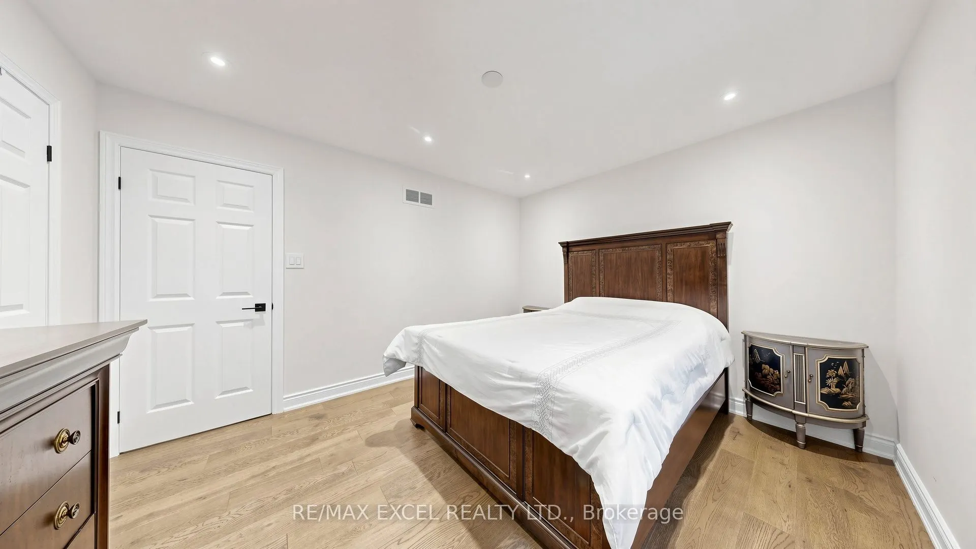 2B Trinity Crescent