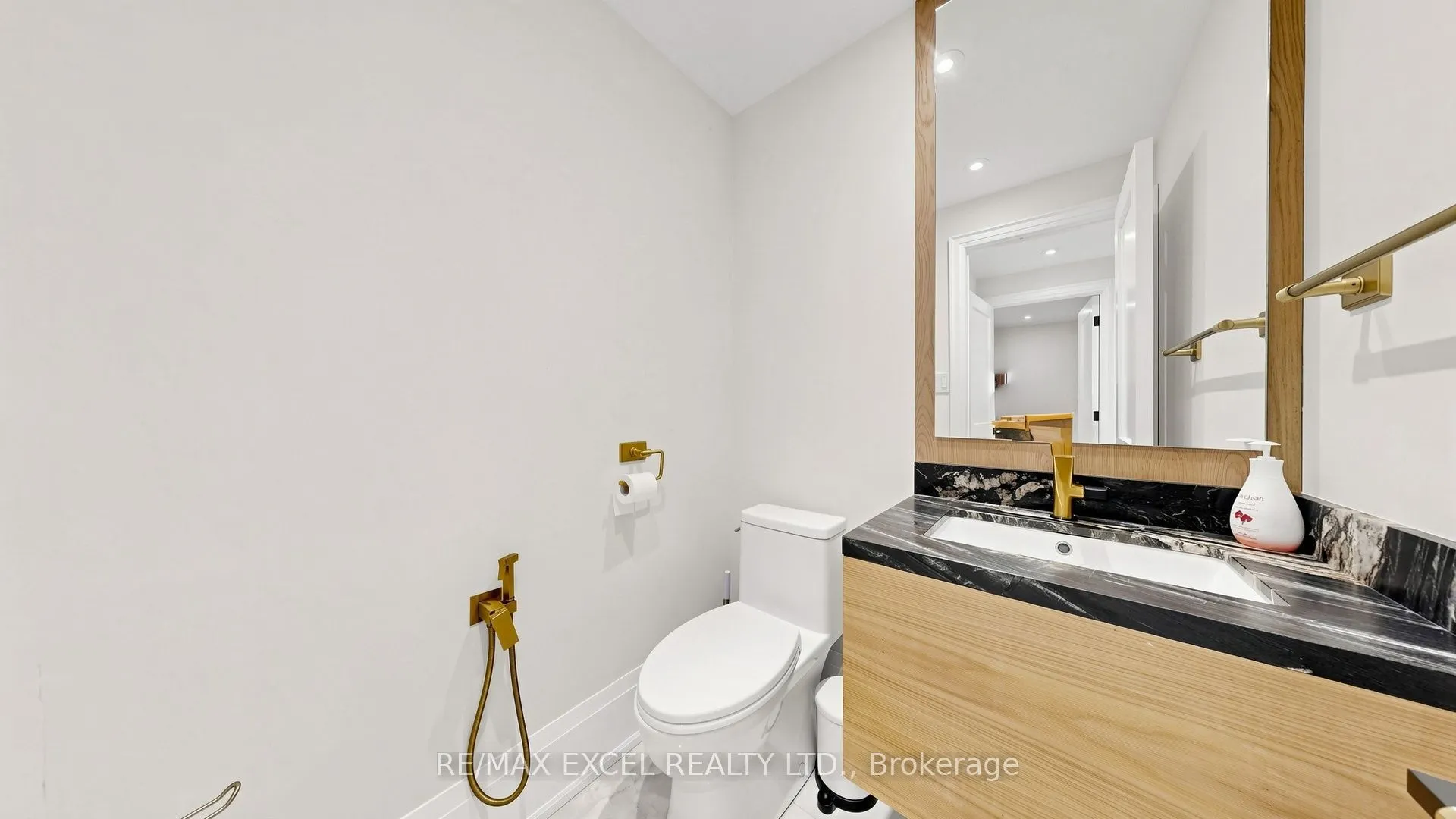 2B Trinity Crescent