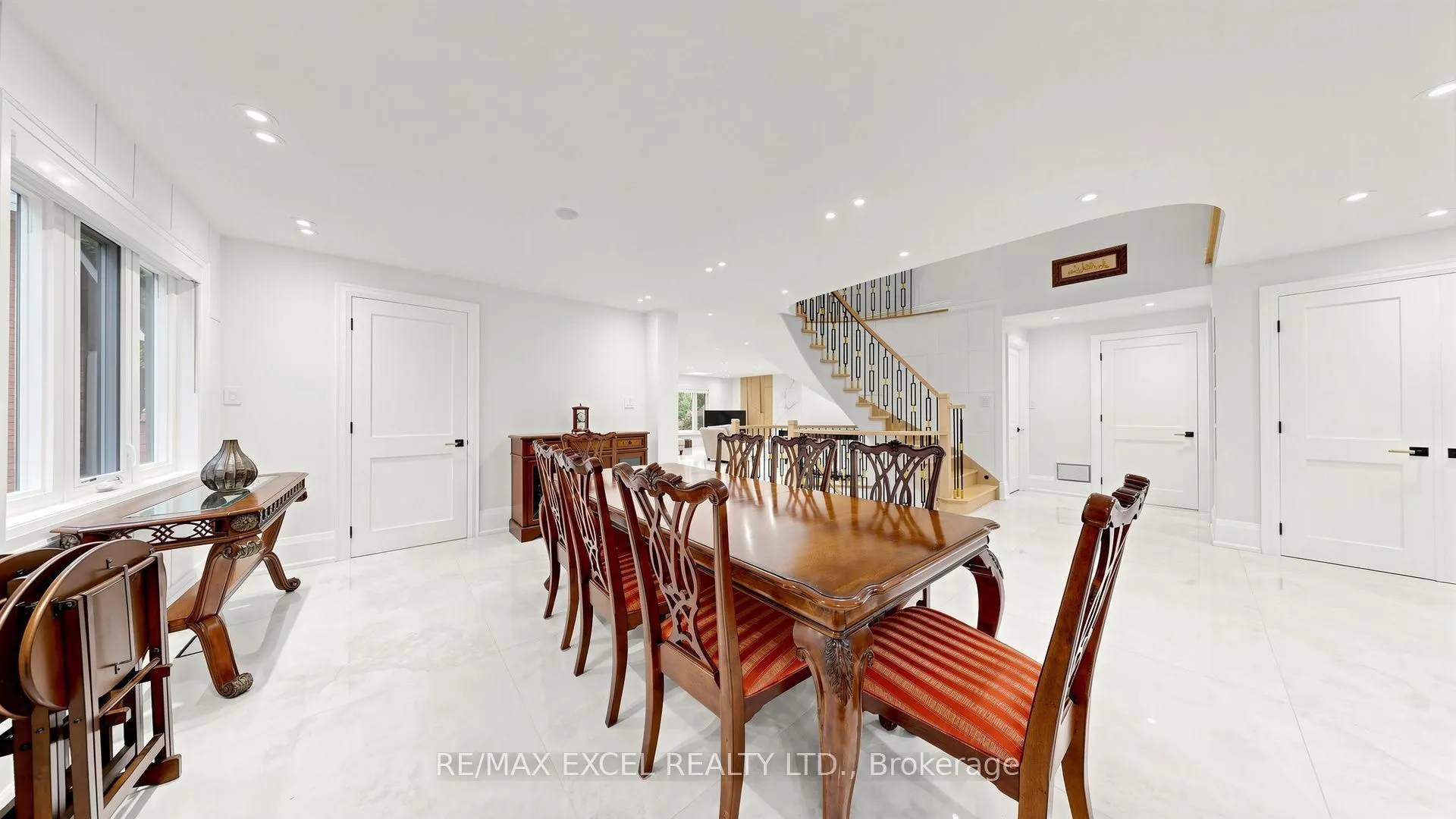 2B Trinity Crescent
