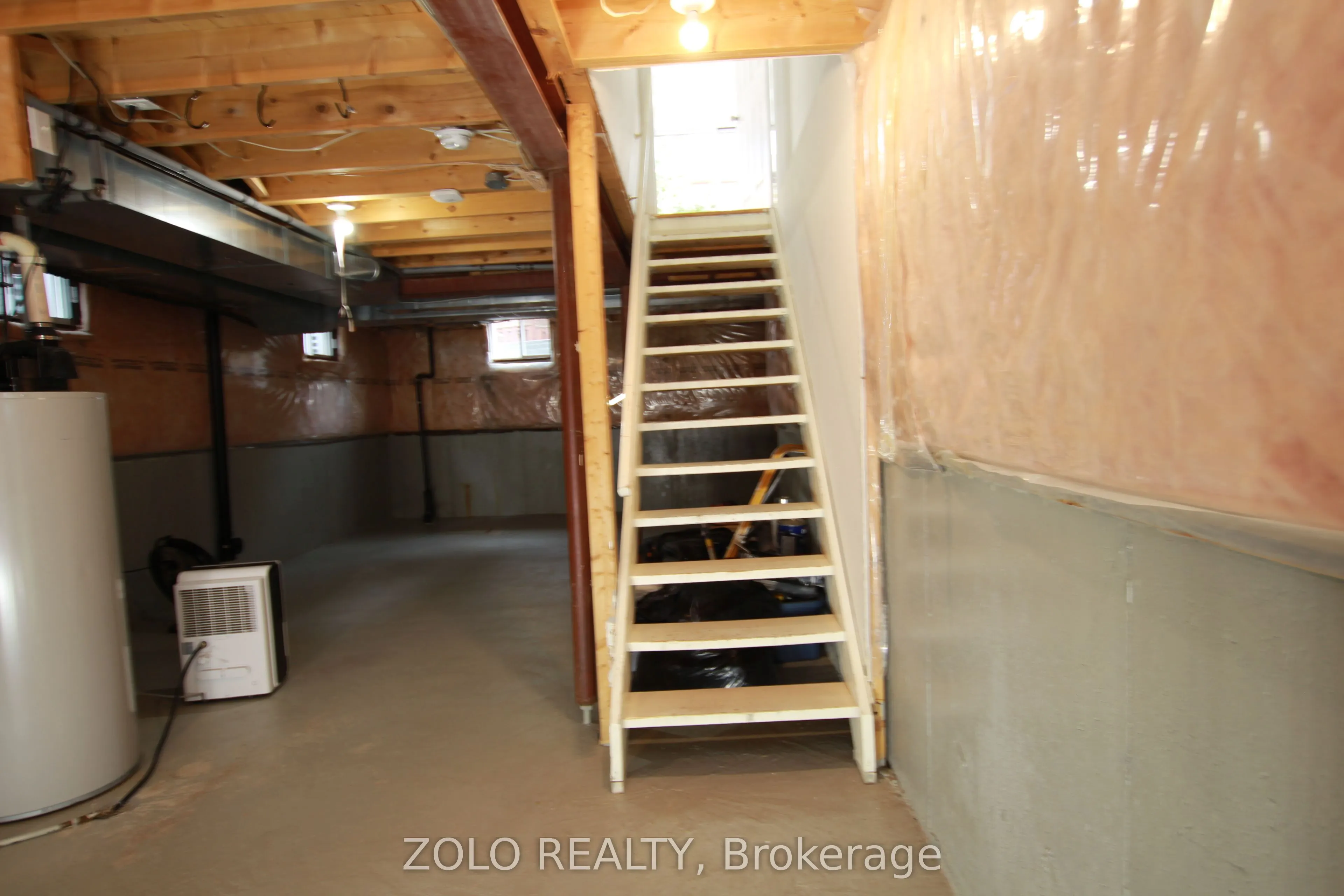 226 Equator Crescent N