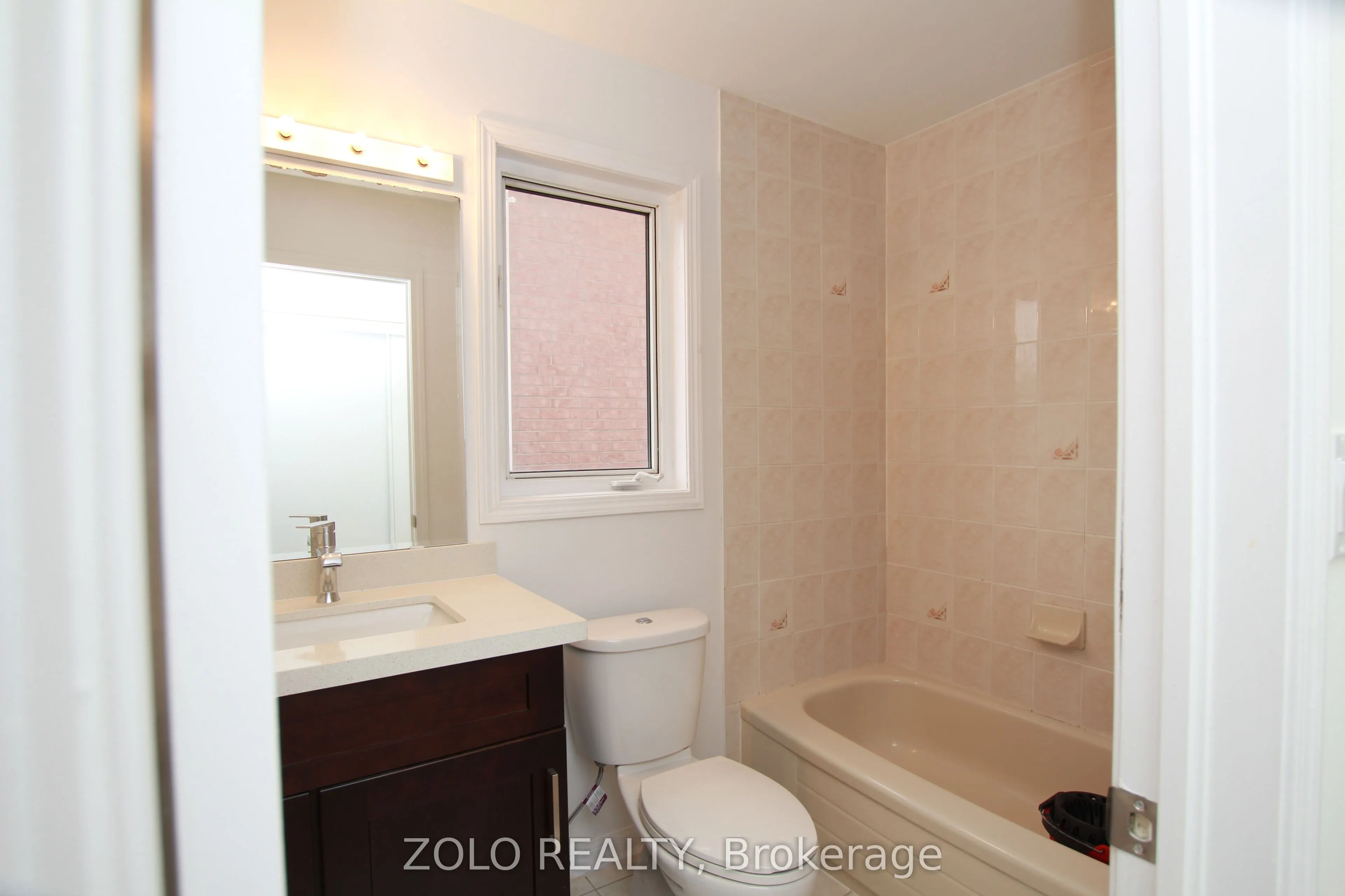 226 Equator Crescent N